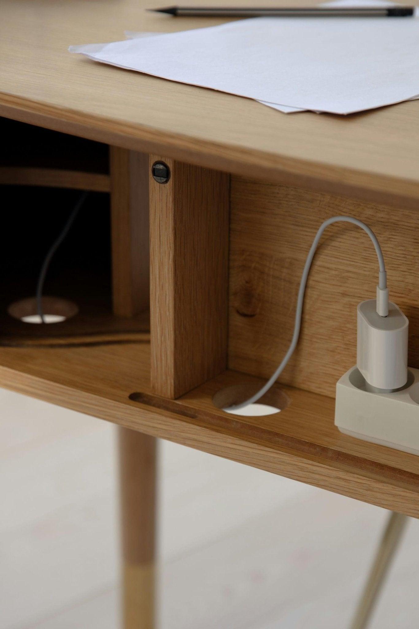 Biurko AUDACIOUS orzechowy z dębem UMAGE Eye on Design