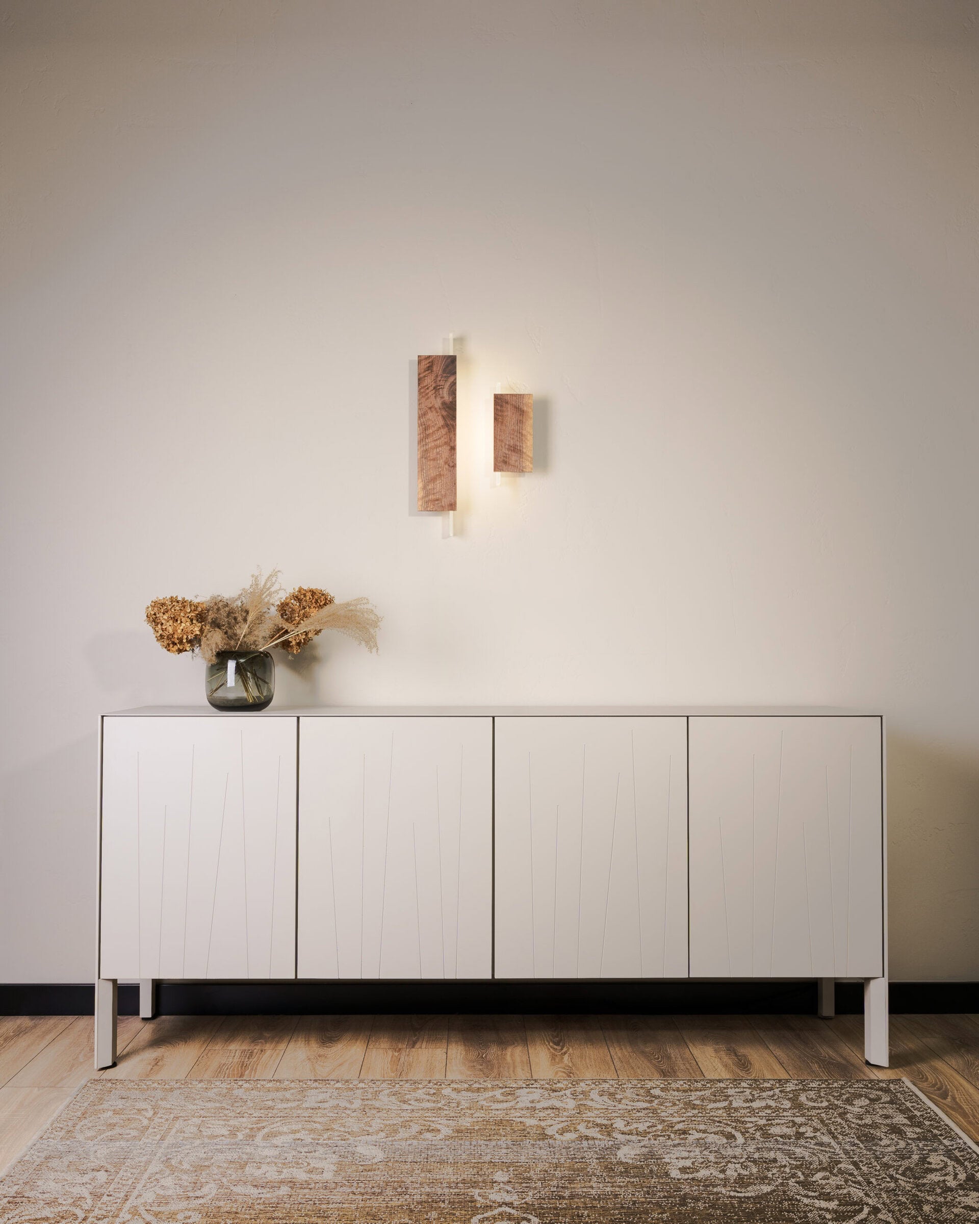 BLAZE Wandleuchte aus Walnussholz