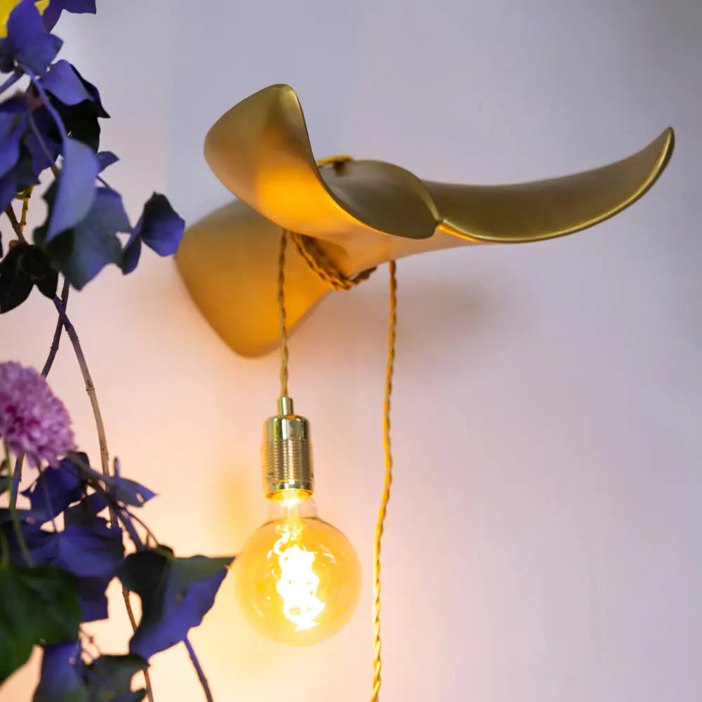 Goldene Wandleuchte THE TAIL WILL FOLLOW