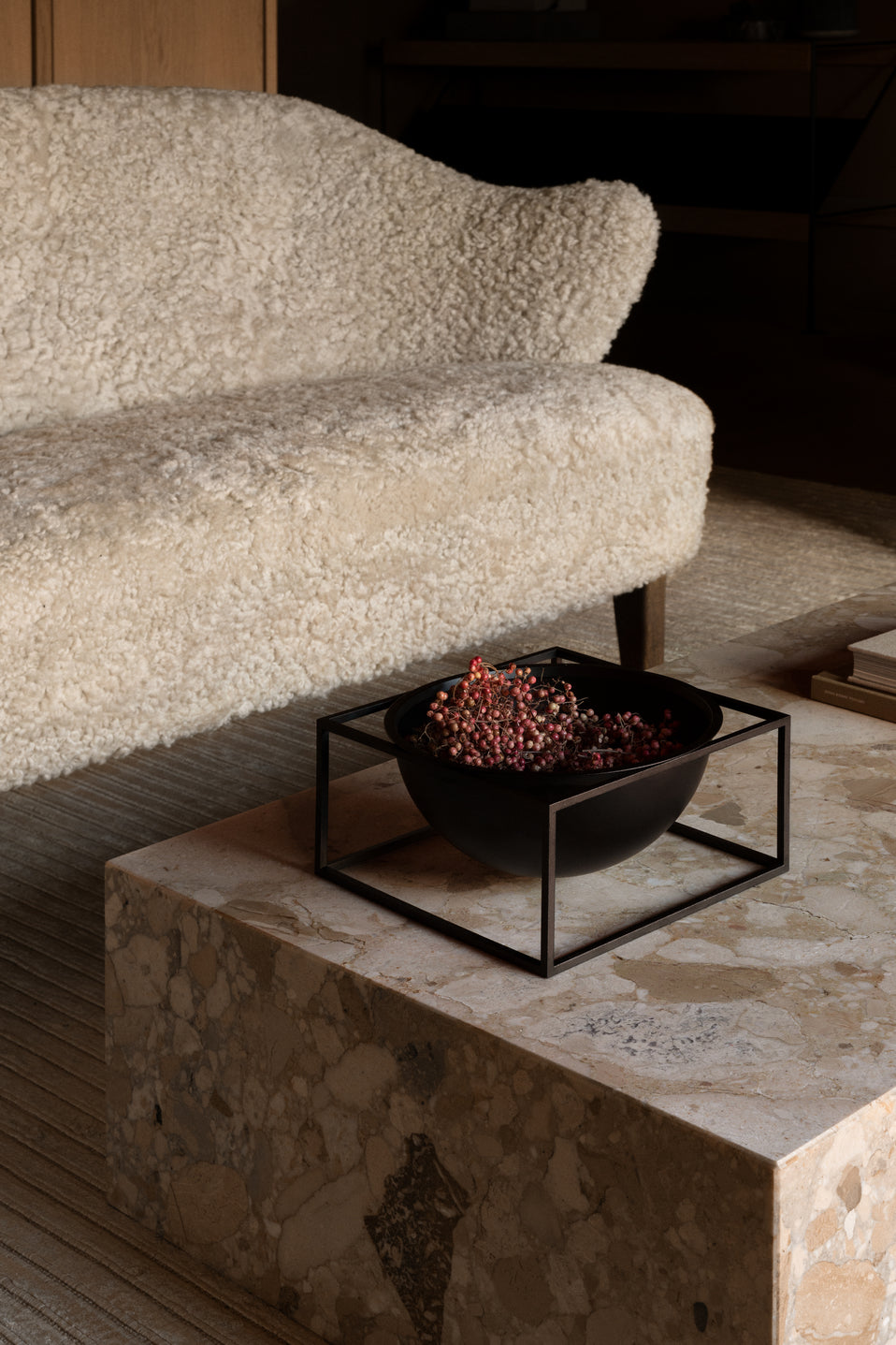 Sofa INGEBORG granatrot mit Eichenbasis