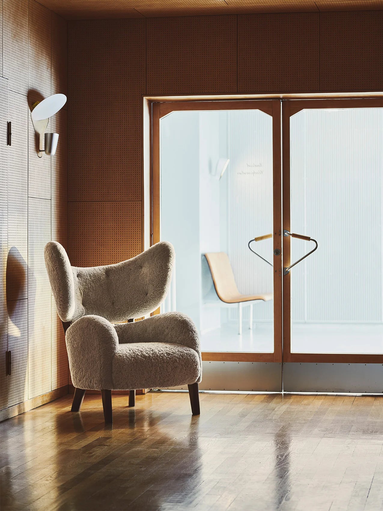 Fauteuil MY OWN CHAIR schapenleer met eiken basis