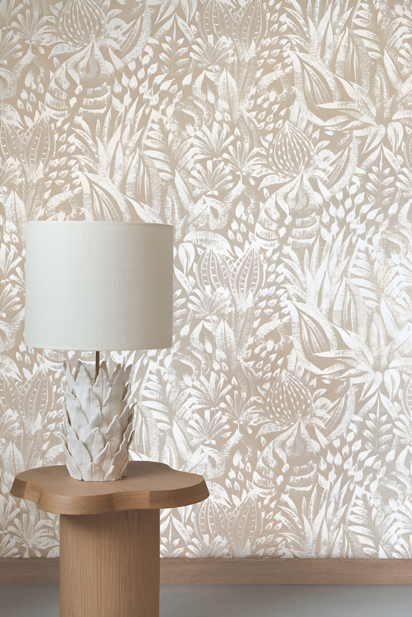 Textile wallpaper with a floral and leaf pattern FOLIAGE - BLANC cream