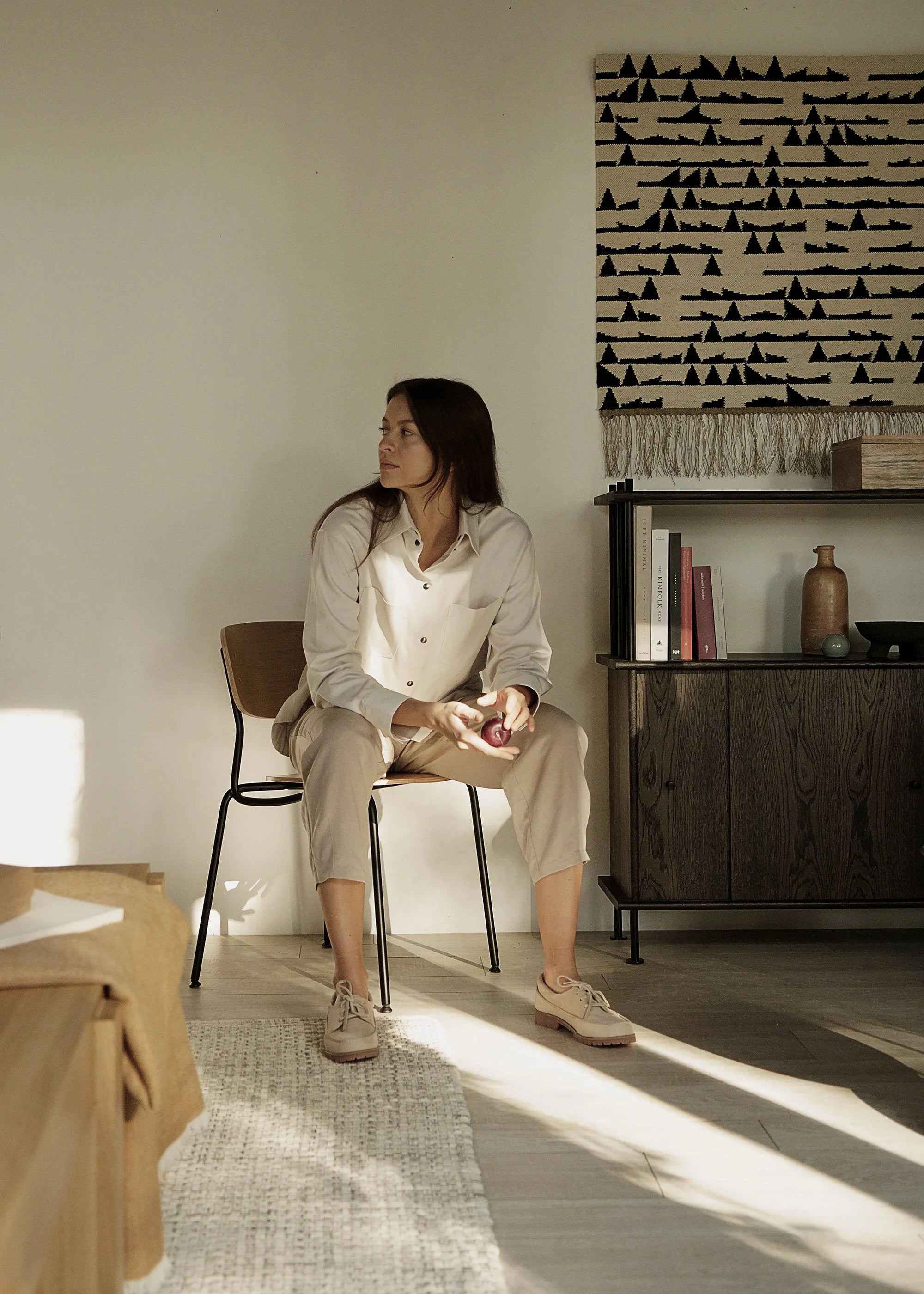 Stuhl SPLOT aus Eichenholz mit verchromtem Gestell