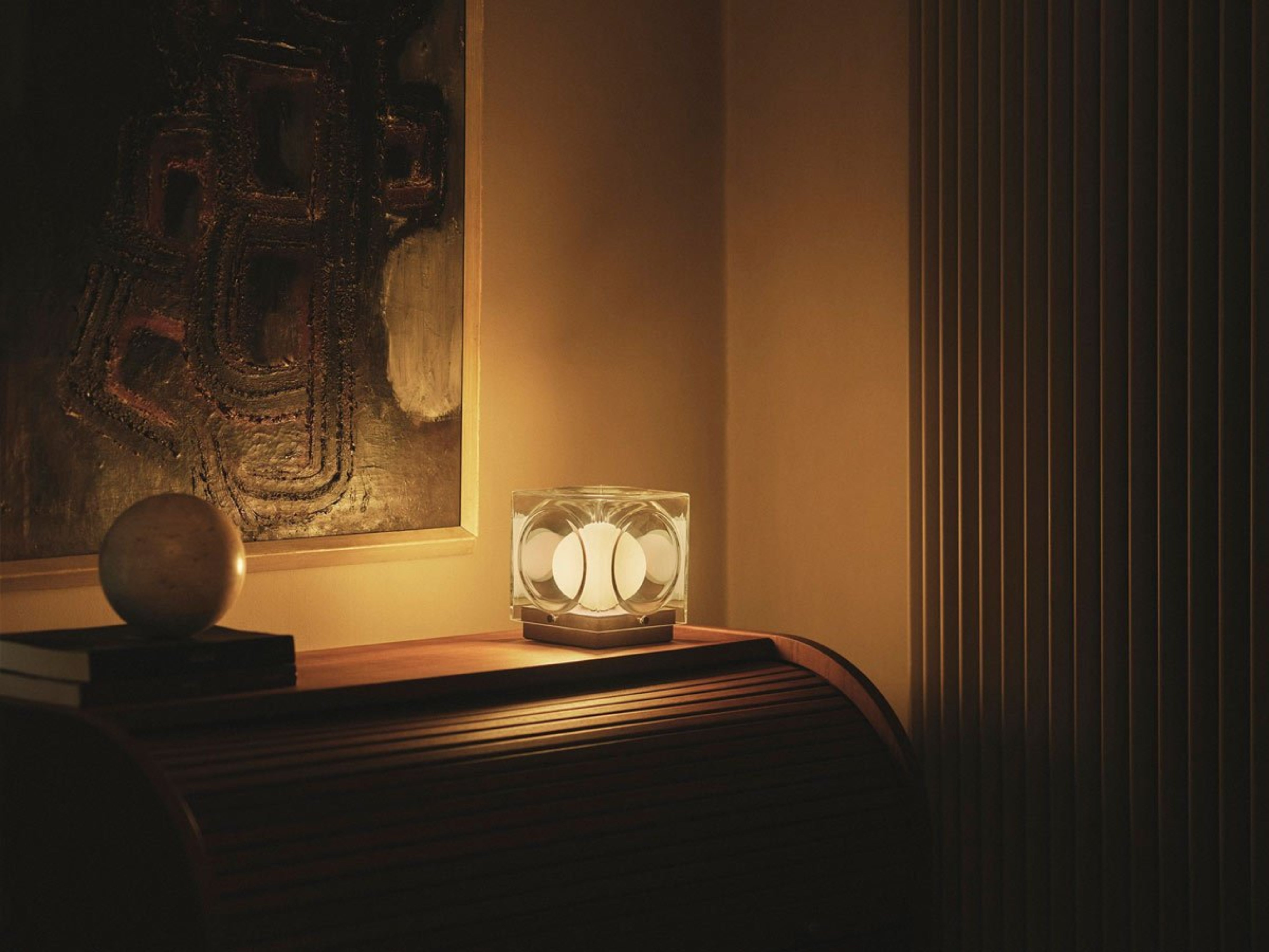 Draagbare lamp CHANT met een matte kap en een zilveren voet.