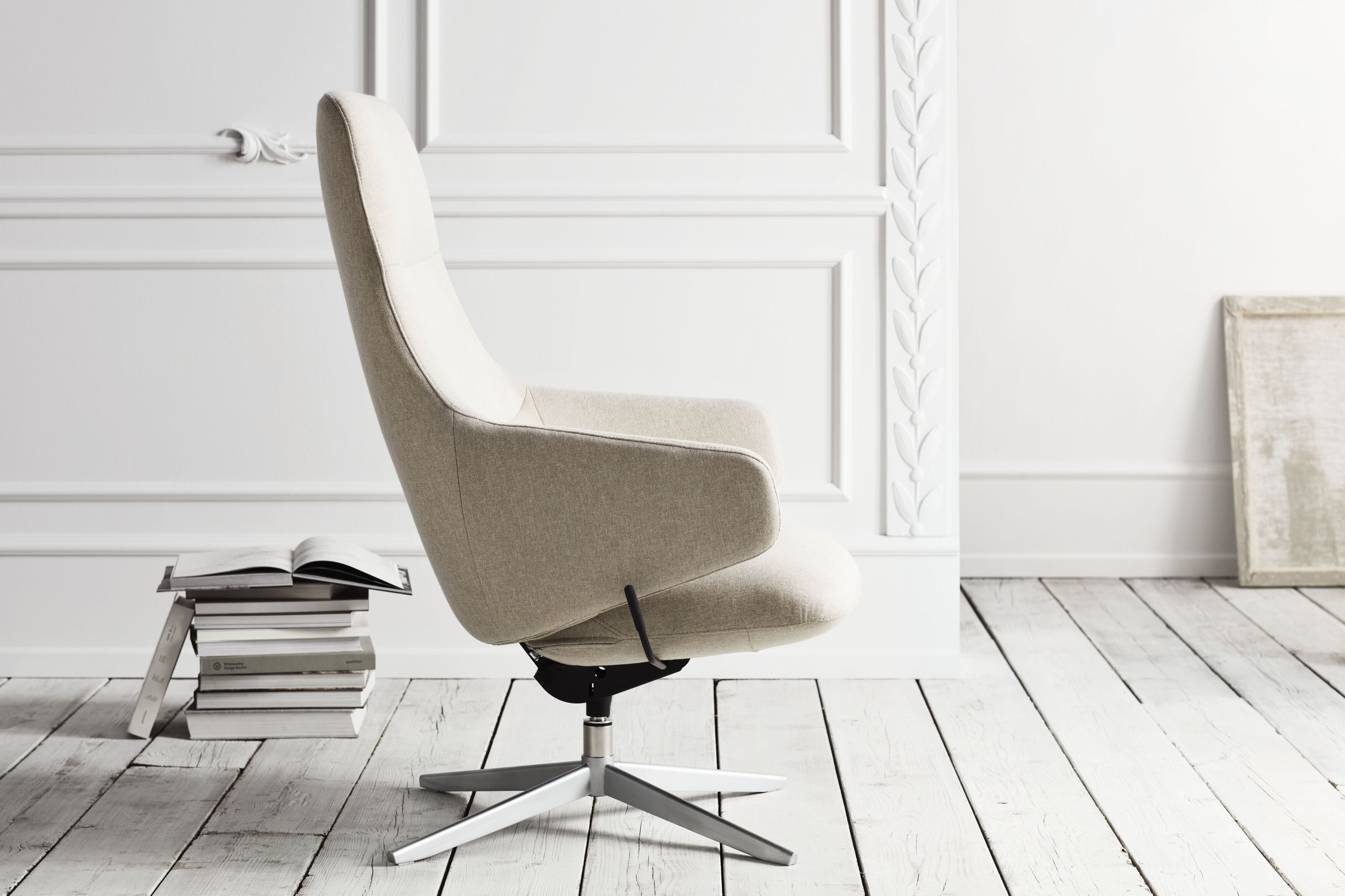 Gestoffeerde fauteuil CLARA zwarte metalen basis