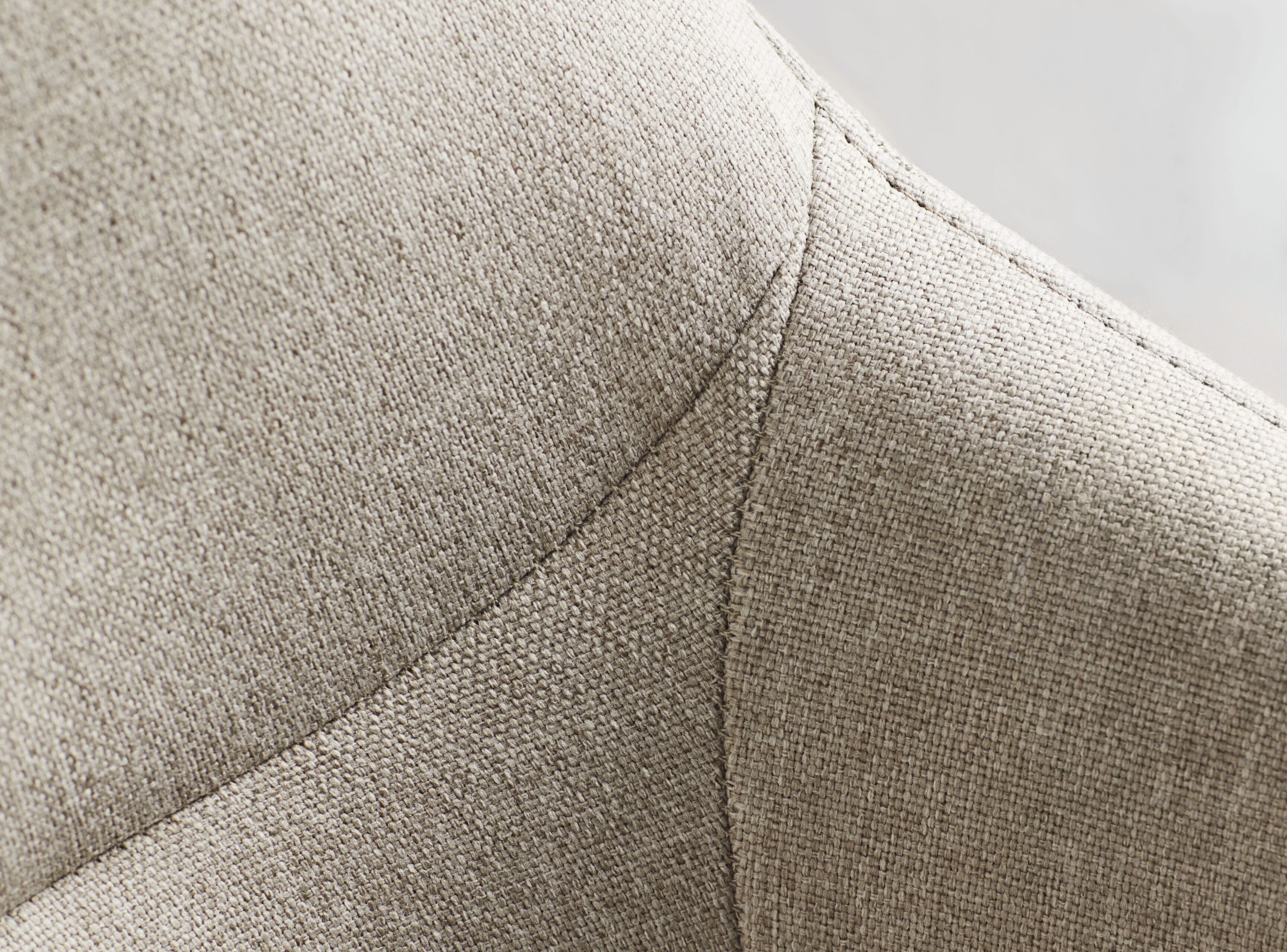 Gestoffeerde fauteuil CLARA zwarte metalen basis