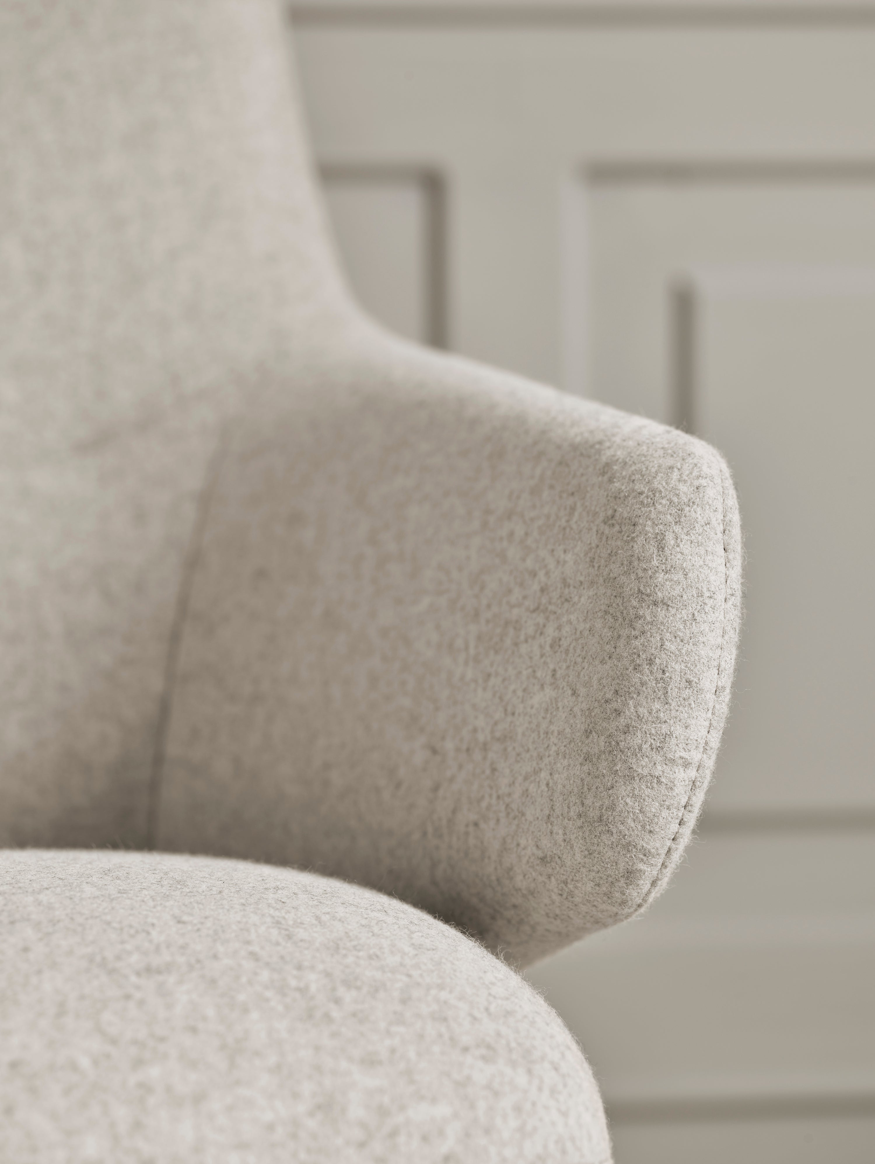 Gestoffeerde fauteuil CLARA zwarte metalen basis