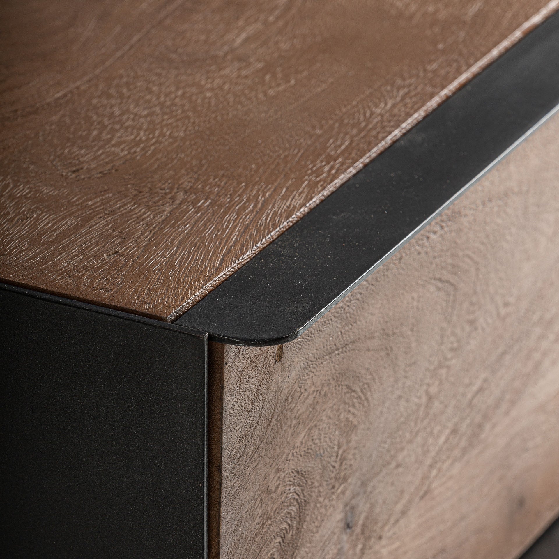 Kommode KILLEANY van mango-hout met metalen afwerking