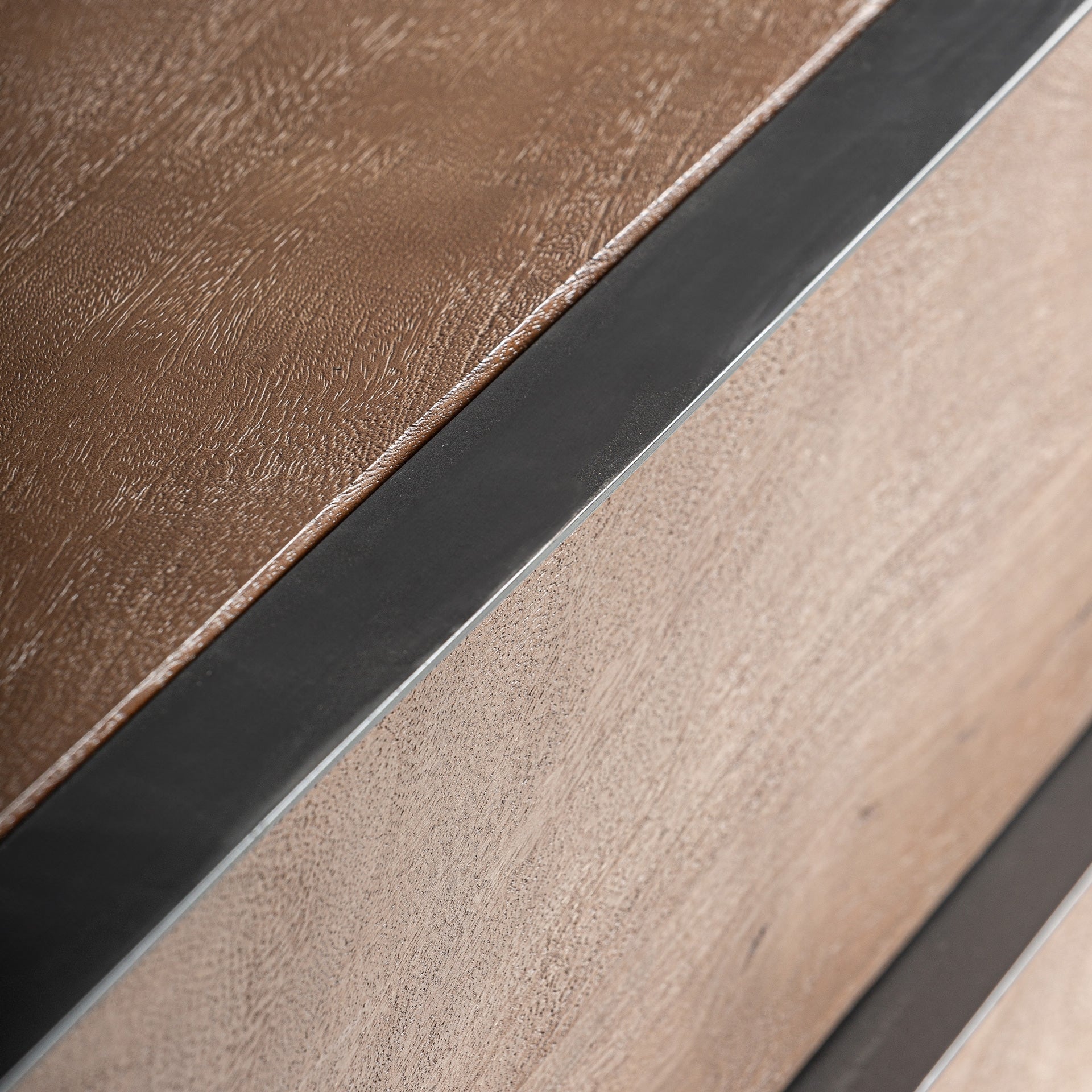Kommode KILLEANY van mango-hout met metalen afwerking