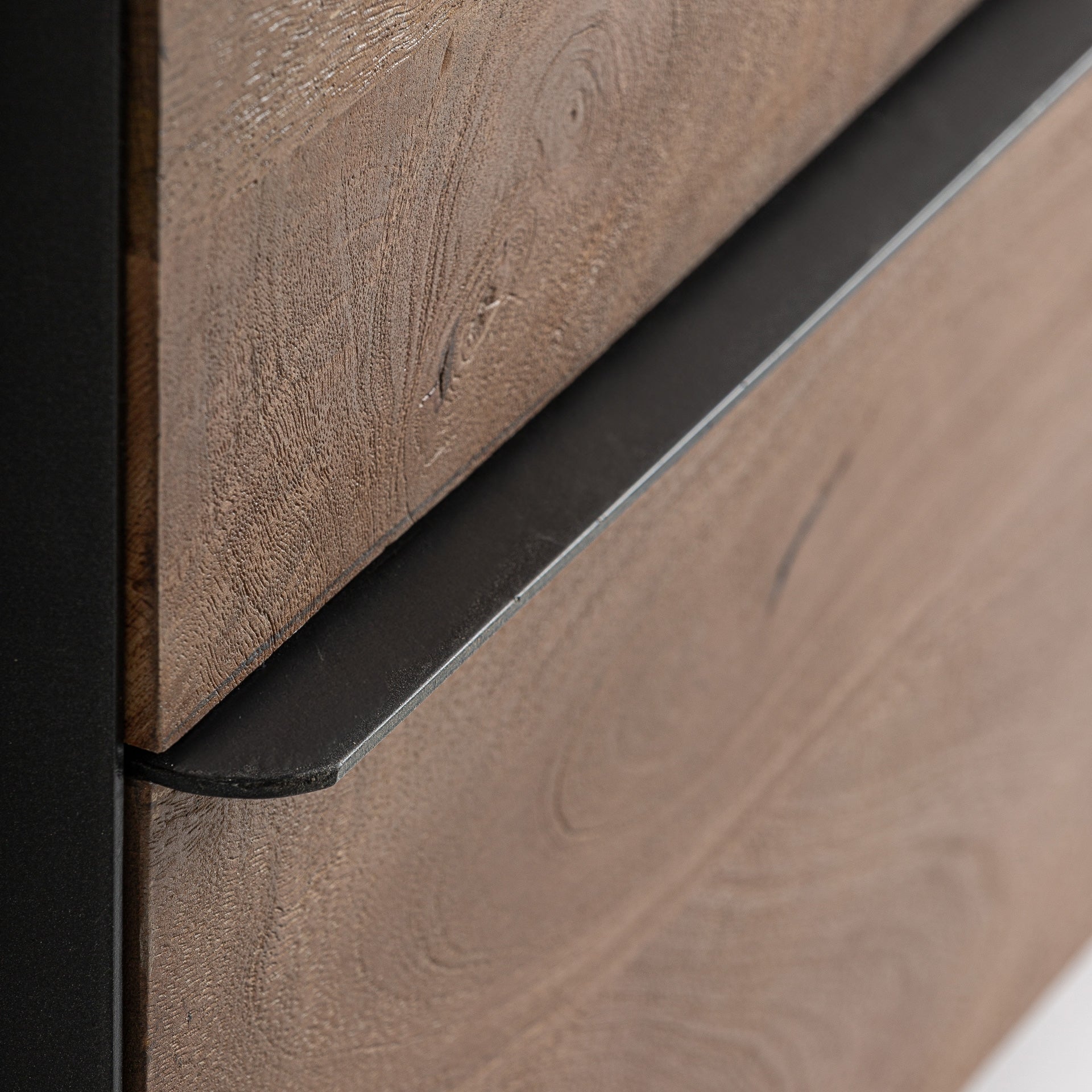 Kommode KILLEANY van mango-hout met metalen afwerking