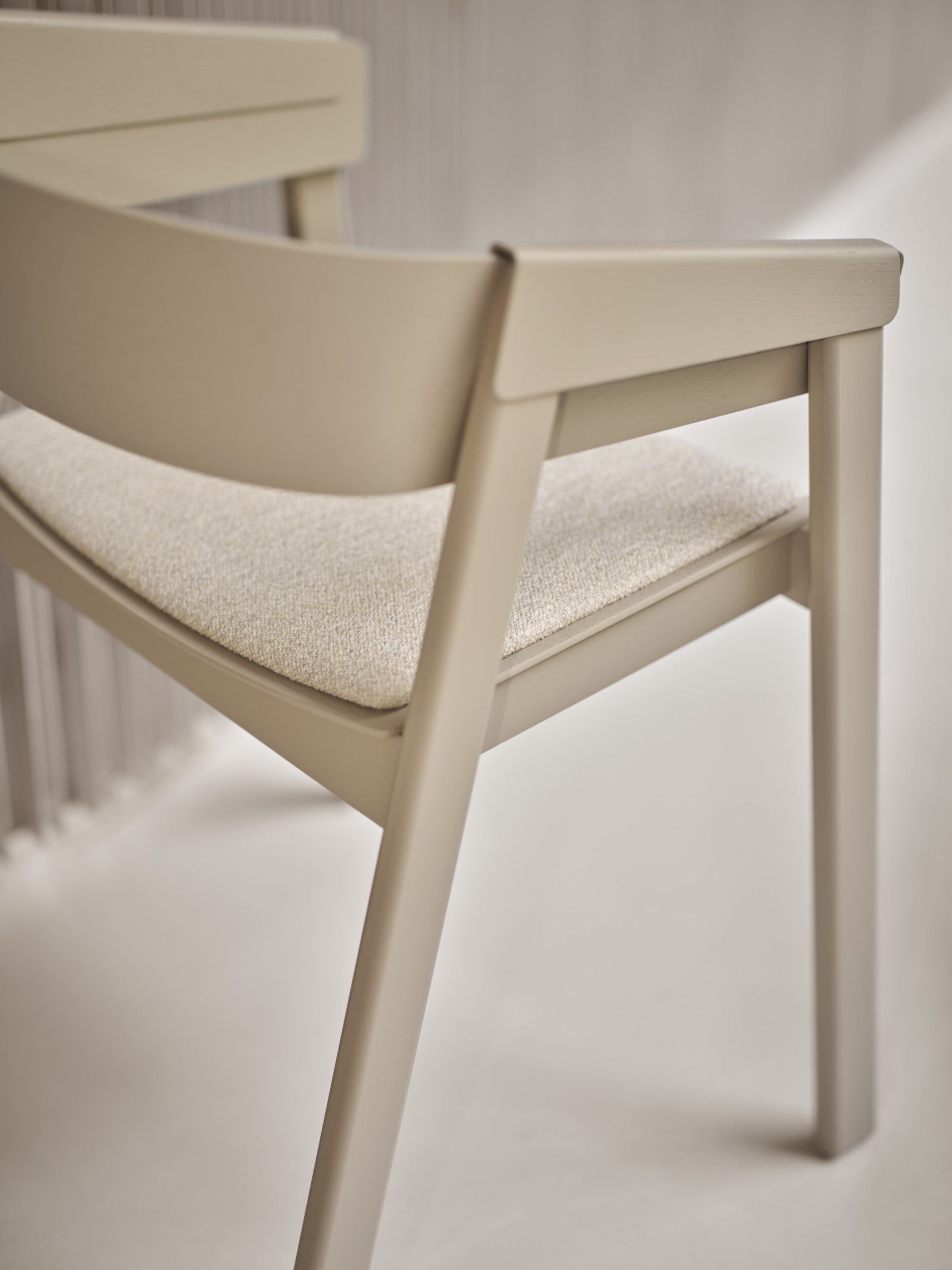 COVER fauteuil met armleuningen, gepersonaliseerd met een donkerbeige basis