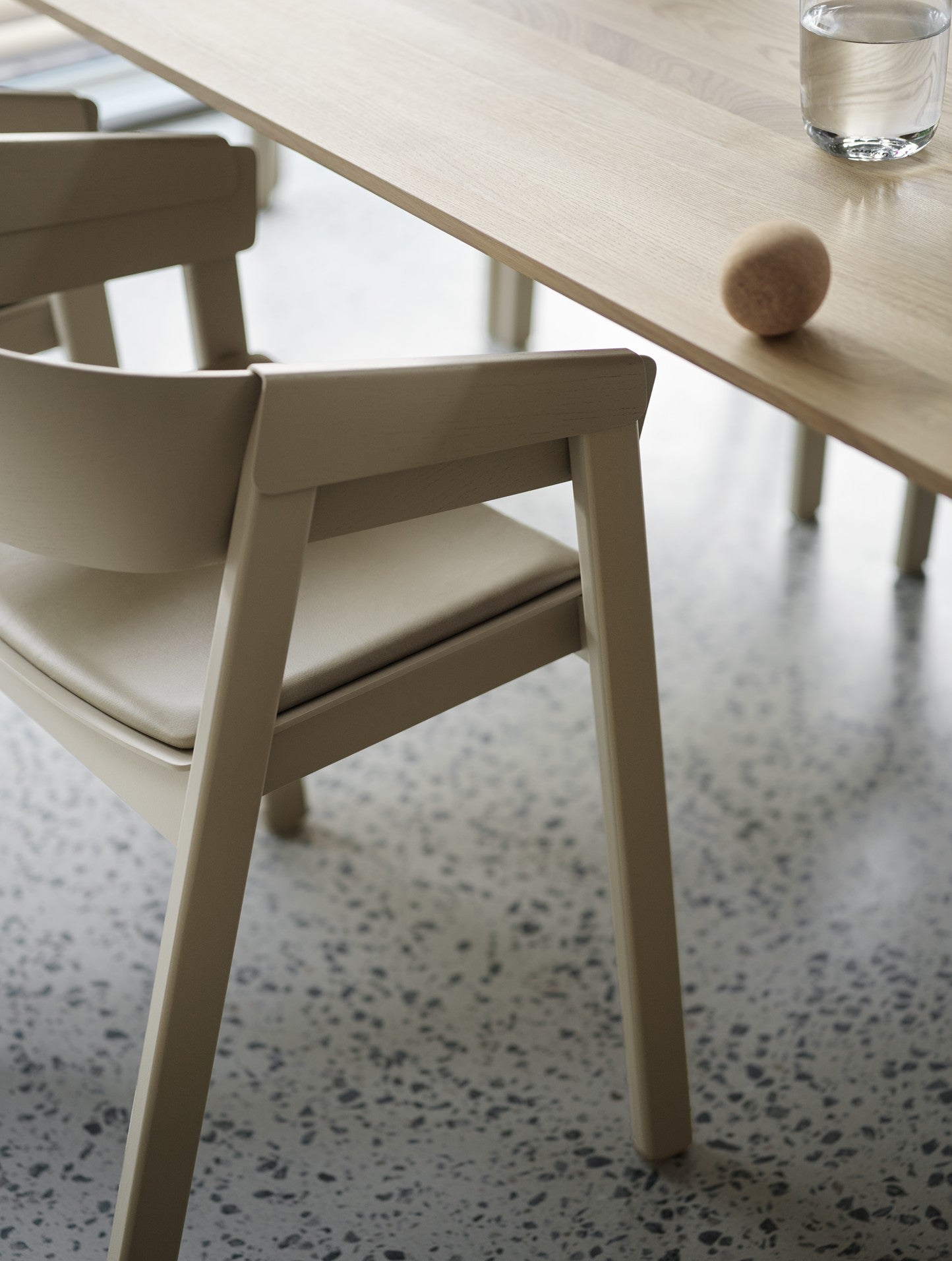 COVER fauteuil met armleuningen, gepersonaliseerd met een donkerbeige basis