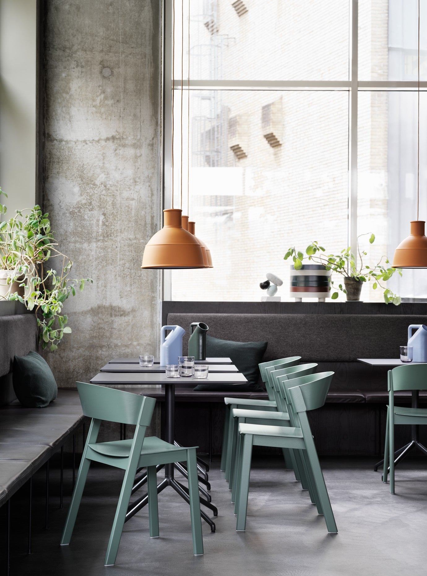 Barhocker STILL mit schwarzer Tischplatte und gebrochen-weißer Basis