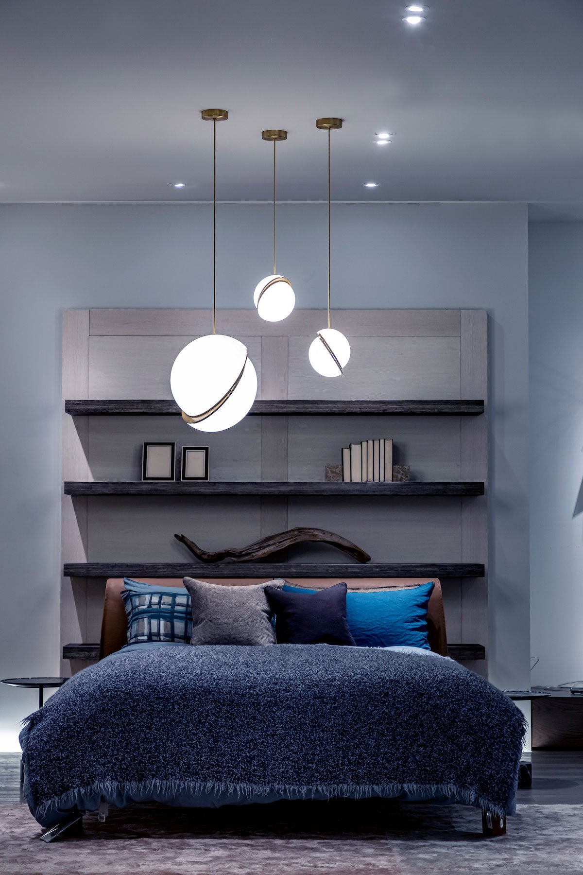 Hanglamp CRESCENT met opalen glazen kap en messing.