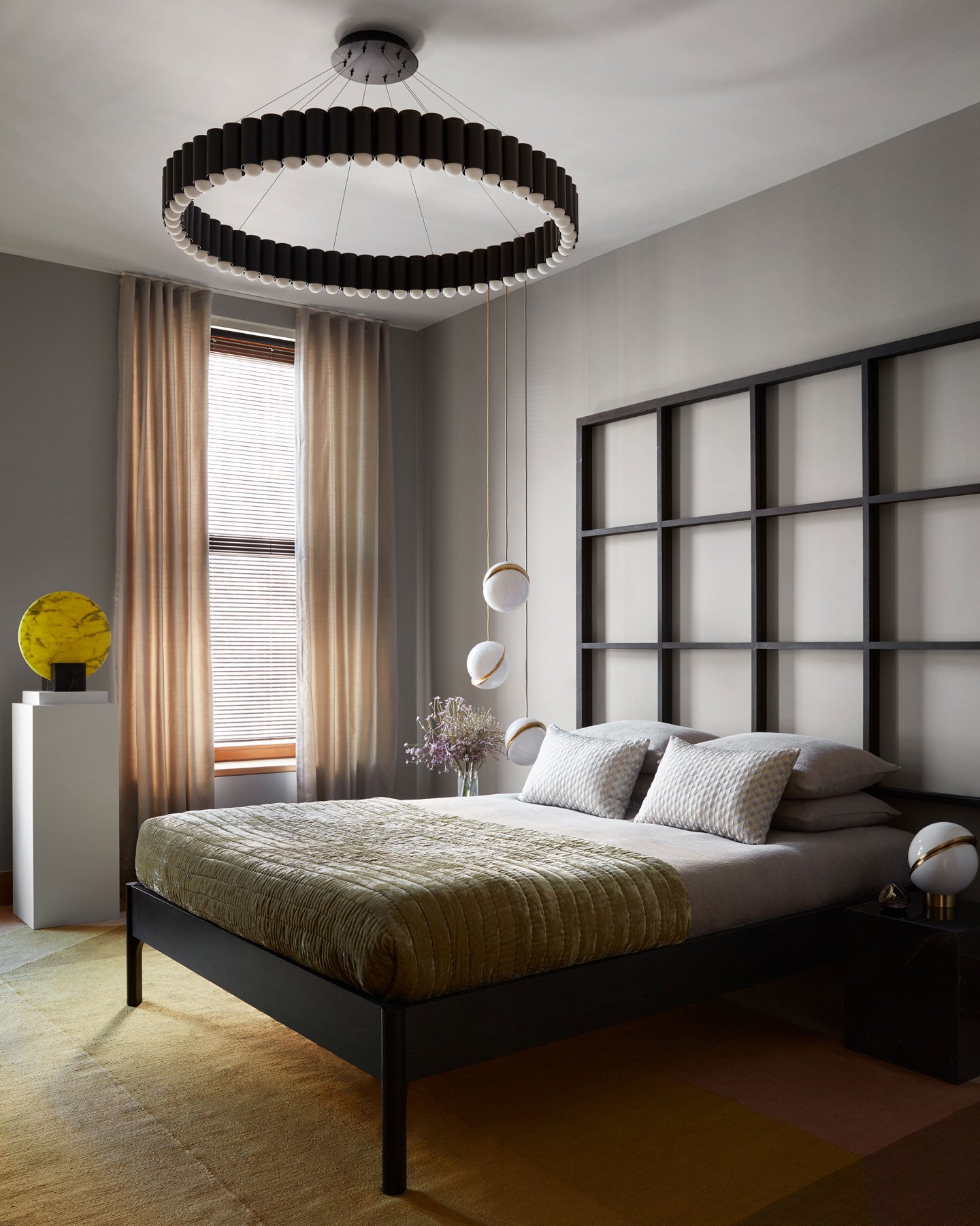 Hanglamp CRESCENT met opalen glazen kap en messing.