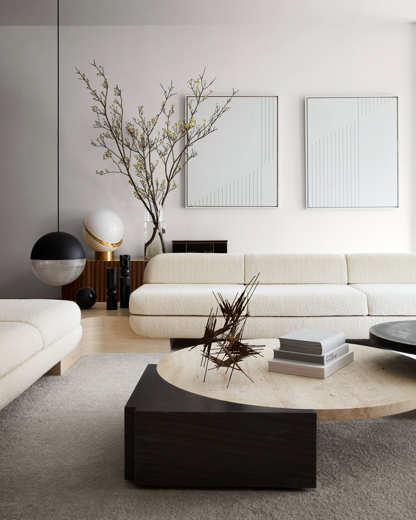 Tafellamp CRESCENT met opalen glazen kap en messing voet