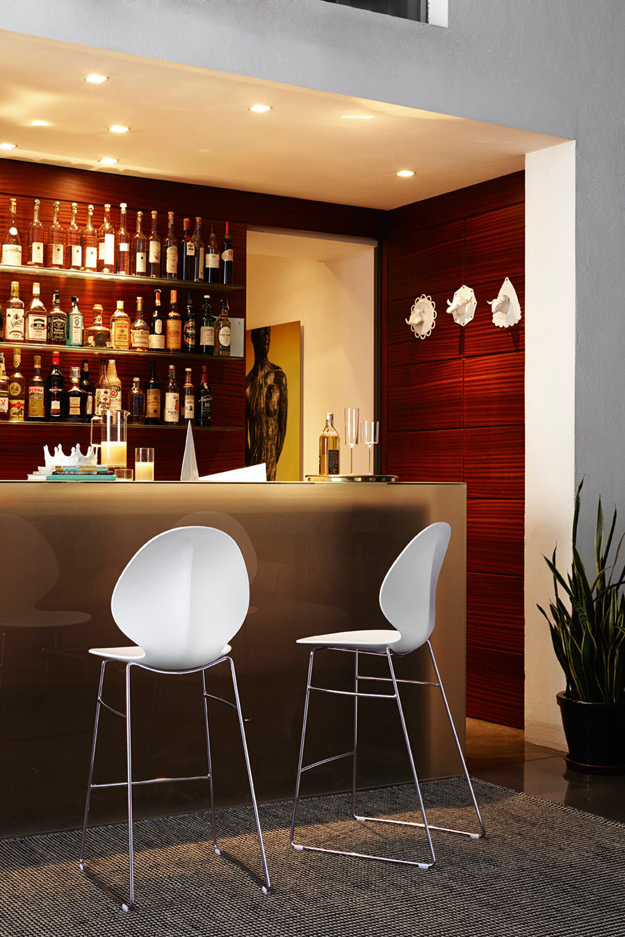 Barhocker BASIL taupe mit Sitzfläche und verchromtem Metallgestell