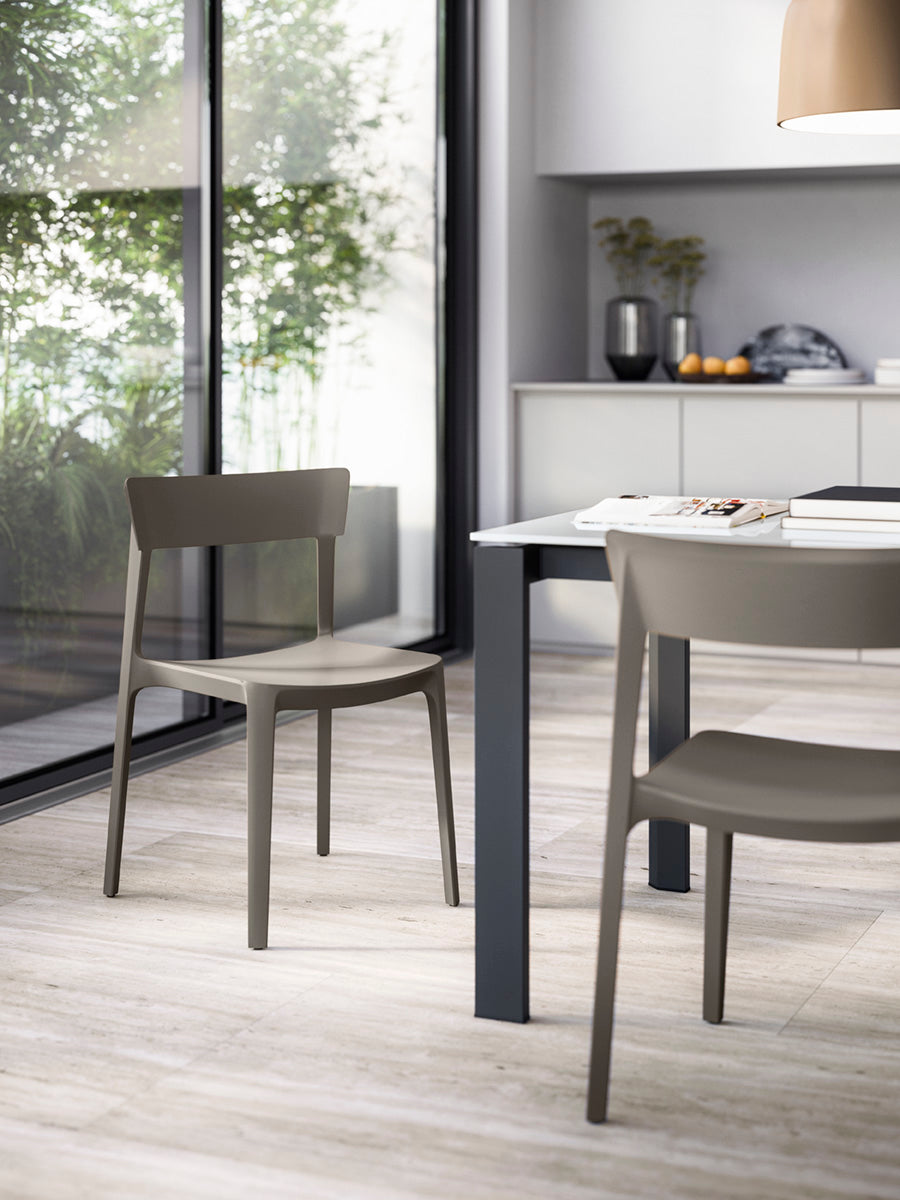 Uittrekbare tafel DUCA met grafieten blad en zwarte basis