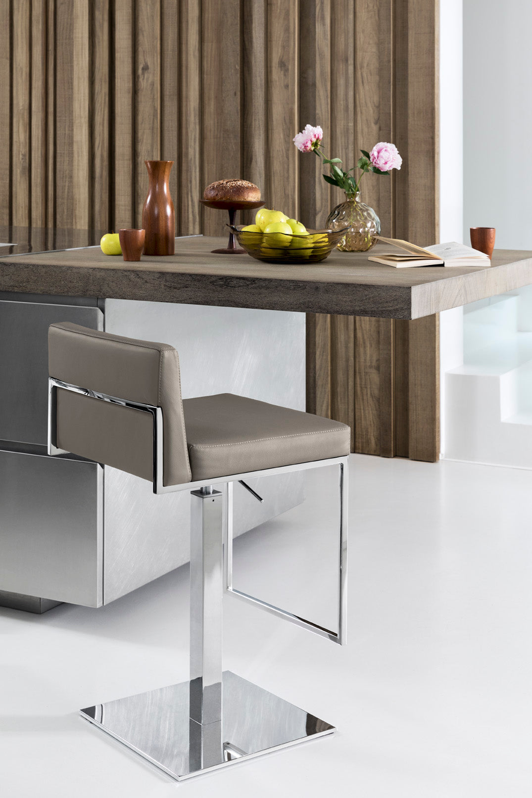 Barkruk EVEN PLUS met witte zitting en verchroomde voet