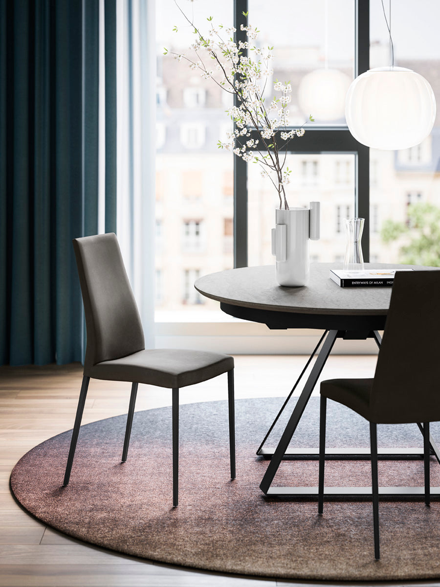 Gestoffeerde AIDA stoel met beige basis