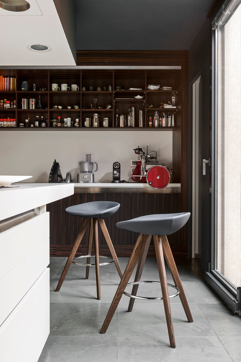 Barhocker PALM gepolstert mit dunklem Holzgestell