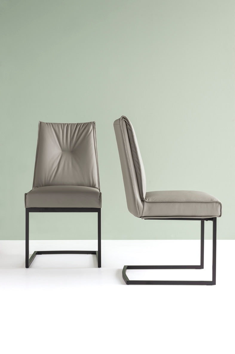 Stoel ROMY met bruin zitvlak en zwarte basis