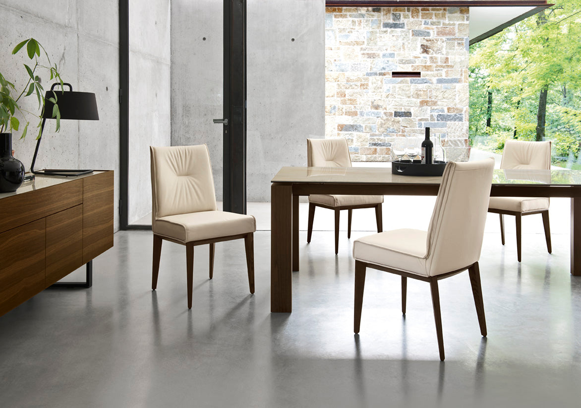 Gestoffeerde ROMY stoel met een donkere houten basis