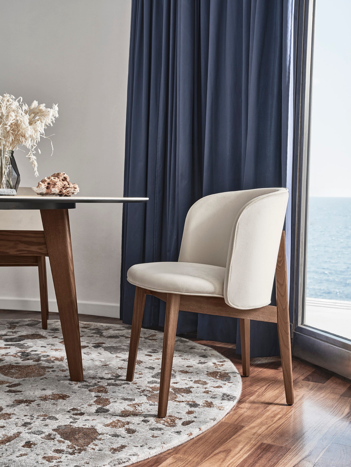 Fauteuil met armleuningen ABREY gestoffeerd met een notenhouten basis