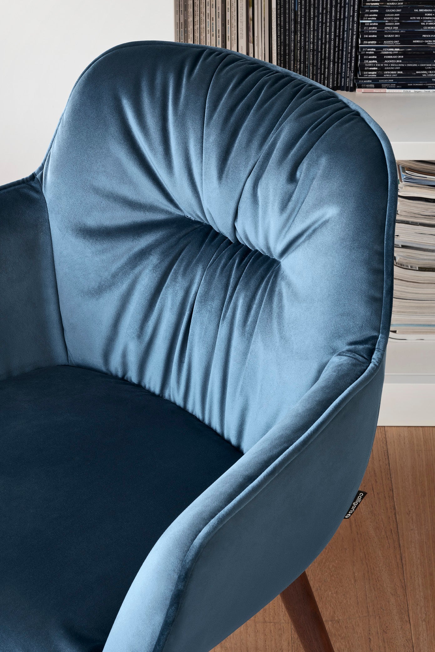 Stoel COCOON met houten basis