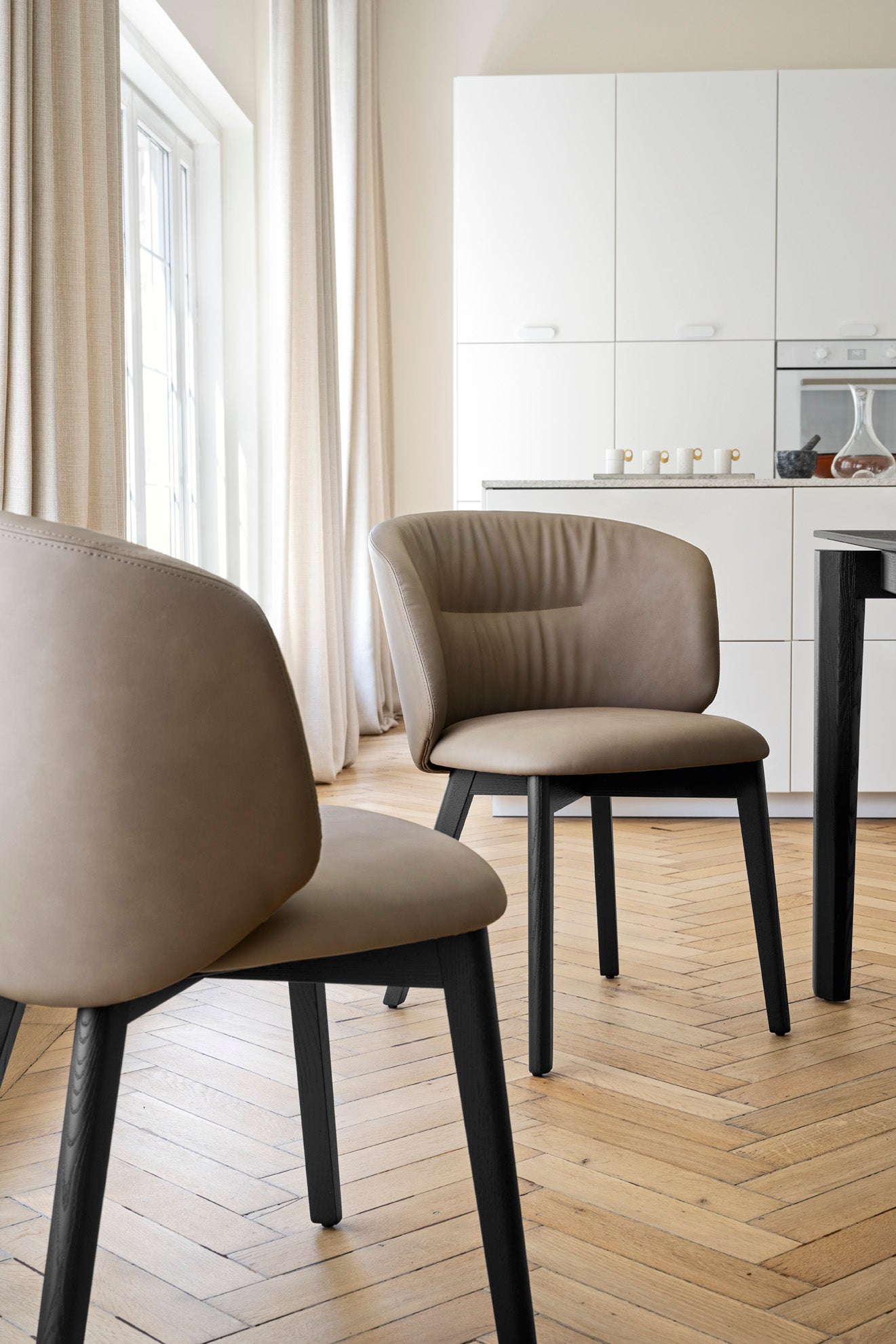 SWEEL Stuhl mit gepolstertem Sitz und schwarzem Holzgestell