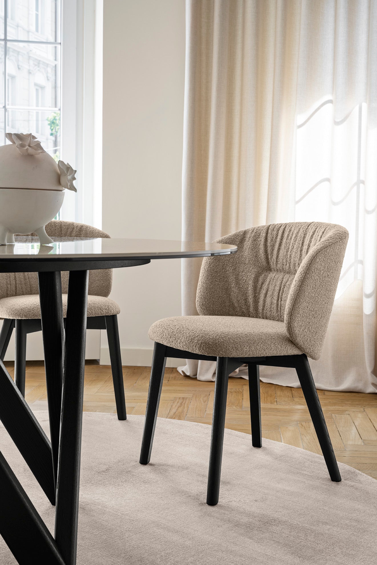 SWEEL Stuhl mit gepolstertem Sitz und schwarzem Holzgestell