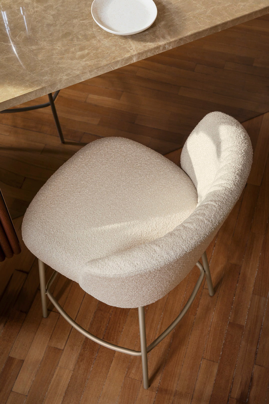 Barkruk SWEEL gestoffeerd met een crèmekleurig metalen onderstel