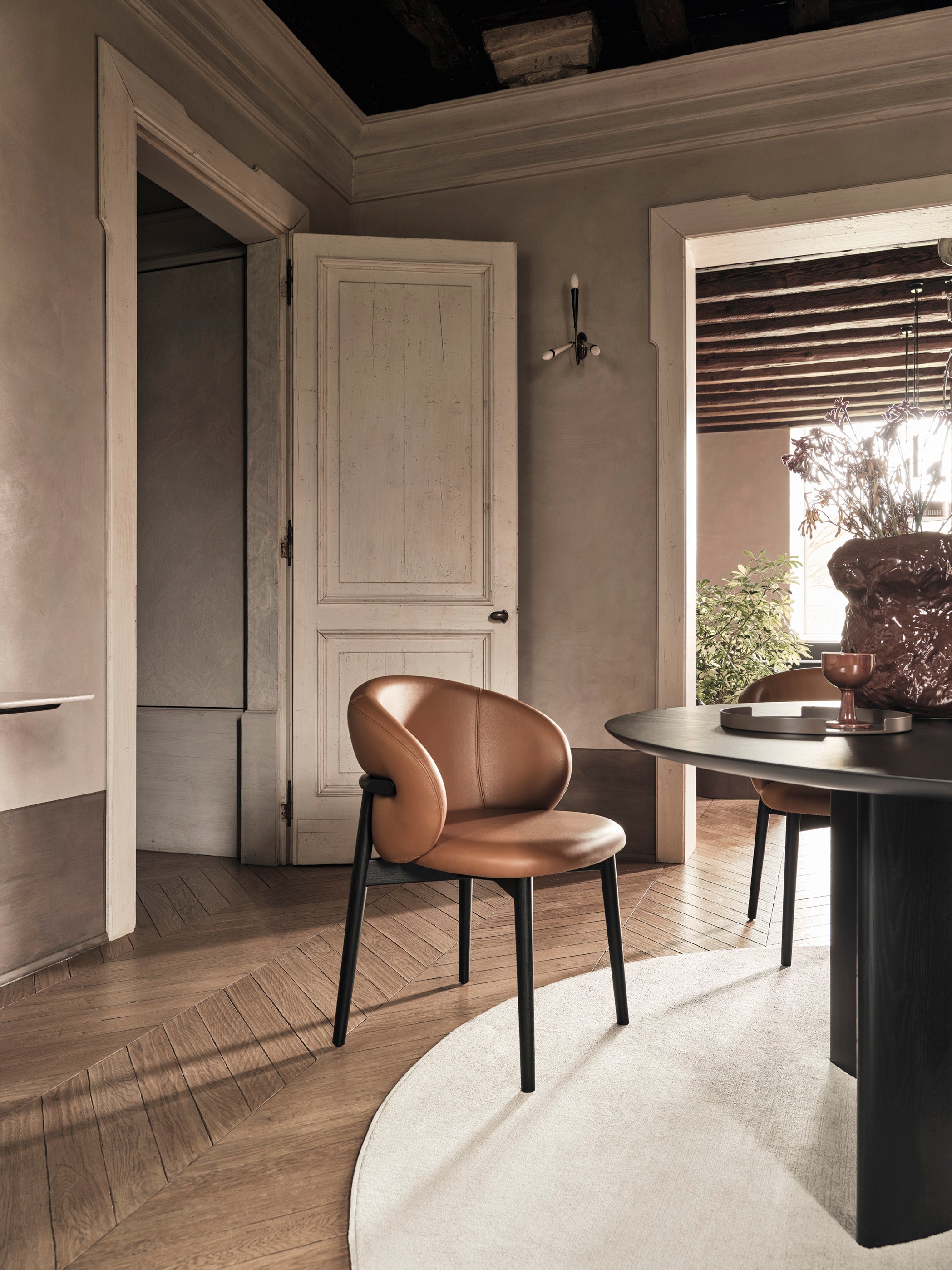 Runder Tisch SANDY mit schwarzer Tischplatte und schwarzem Gestell