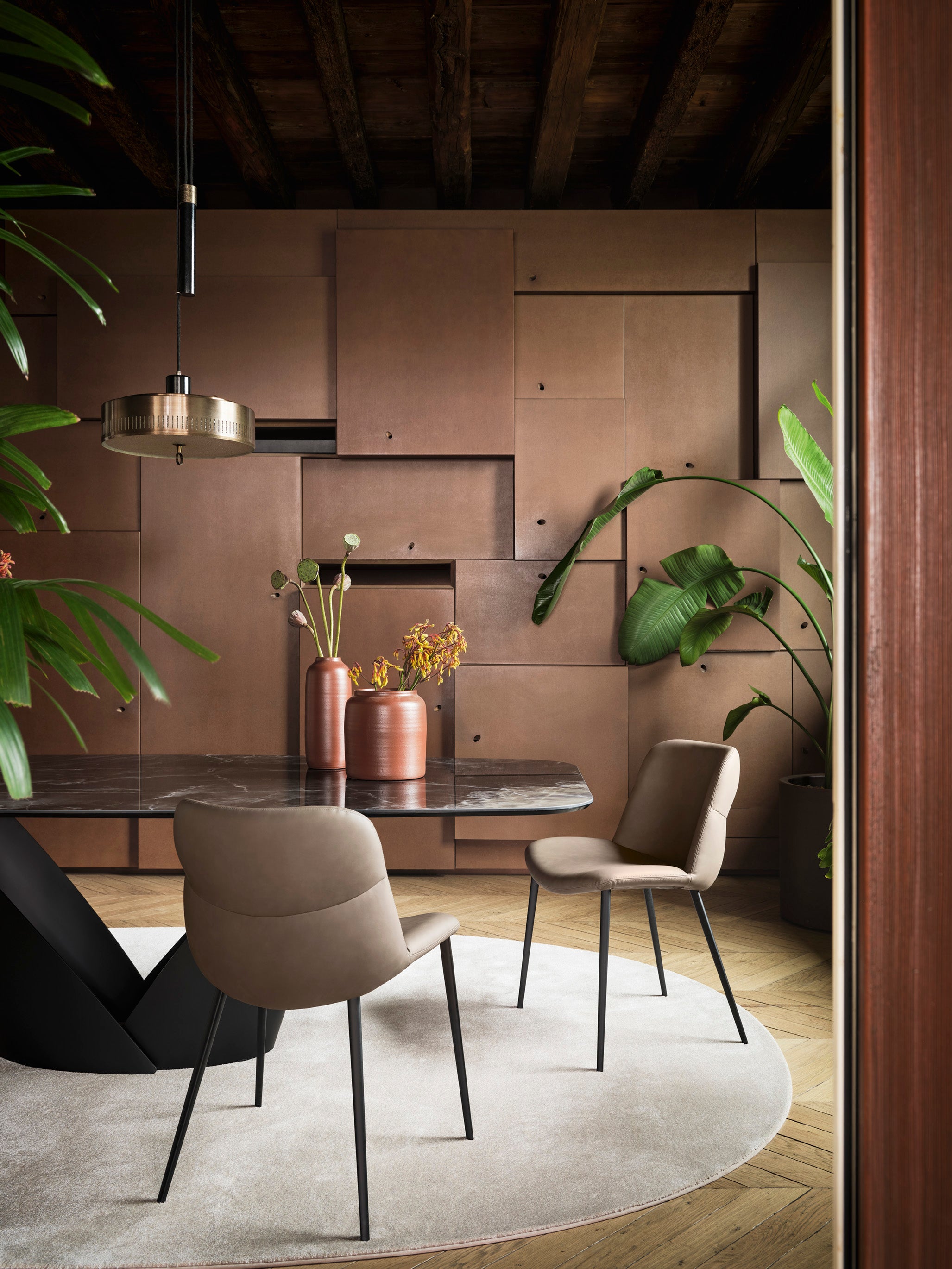 Polsterstuhl ONDA mit braunem Gestell