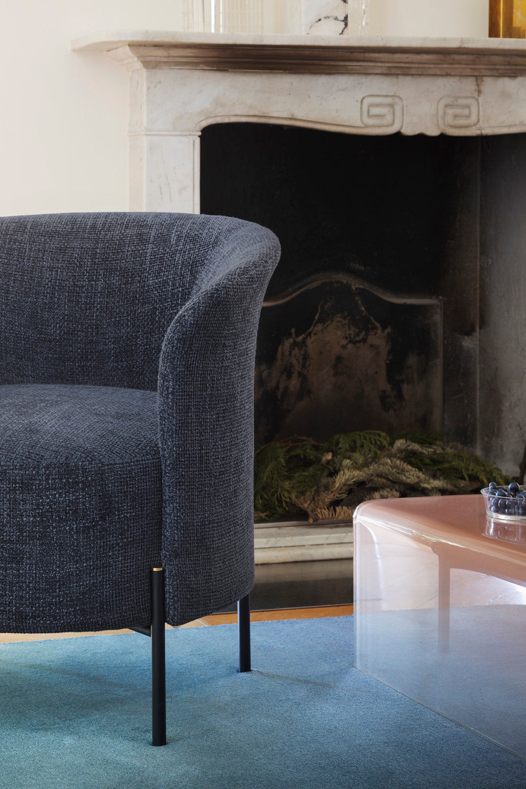 RENDEZ VOUS upholstered armchair with black base