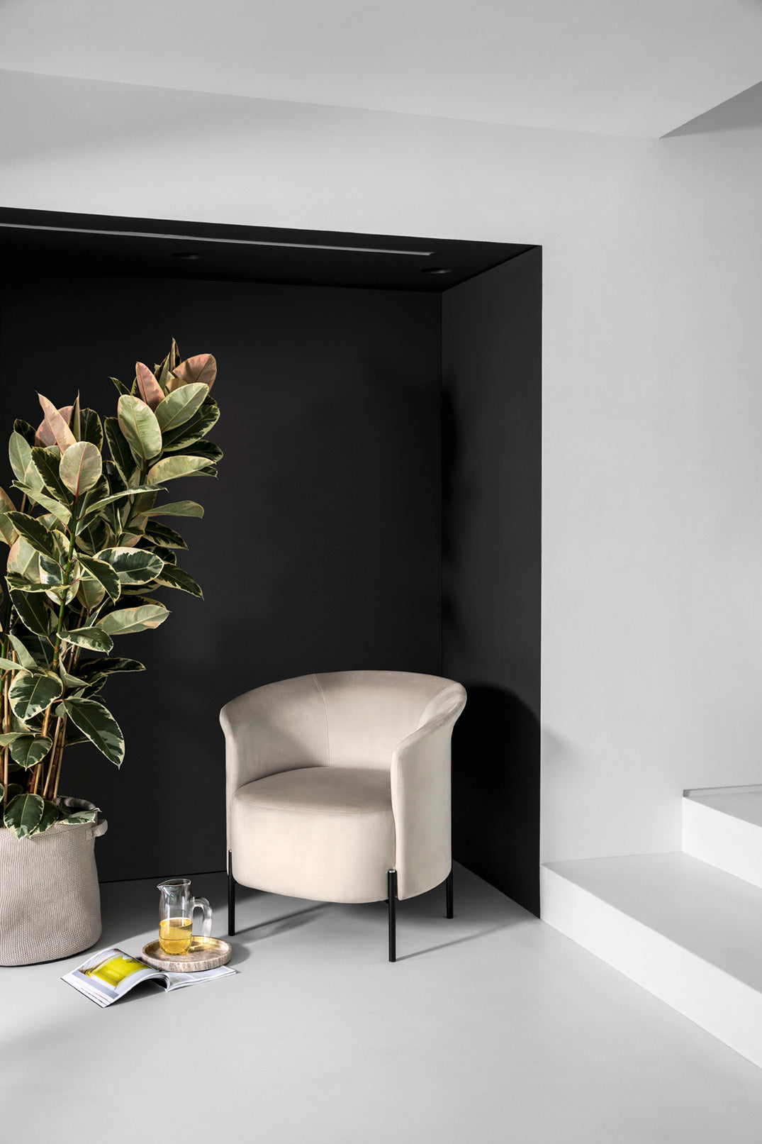 RENDEZ VOUS upholstered armchair with black base