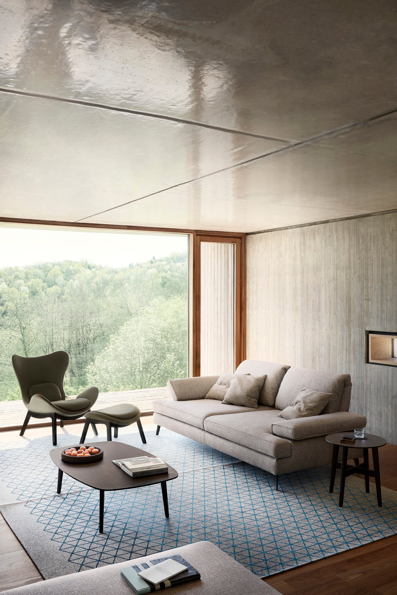 Gestoffeerde voetenbank LAZY met een donkere houten basis