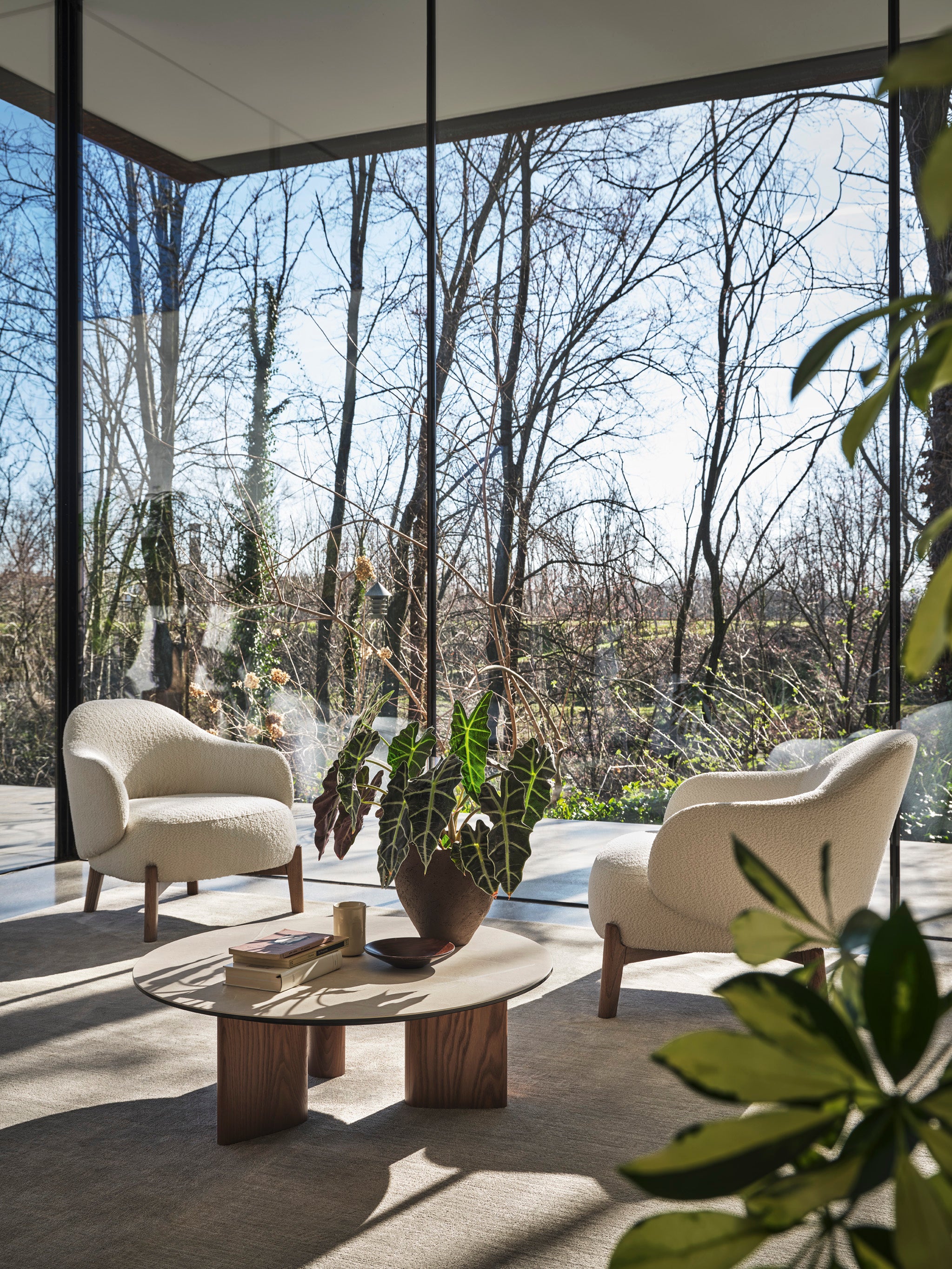 Fauteuil HOLLY FAB gestoffeerd met een notenhouten basis