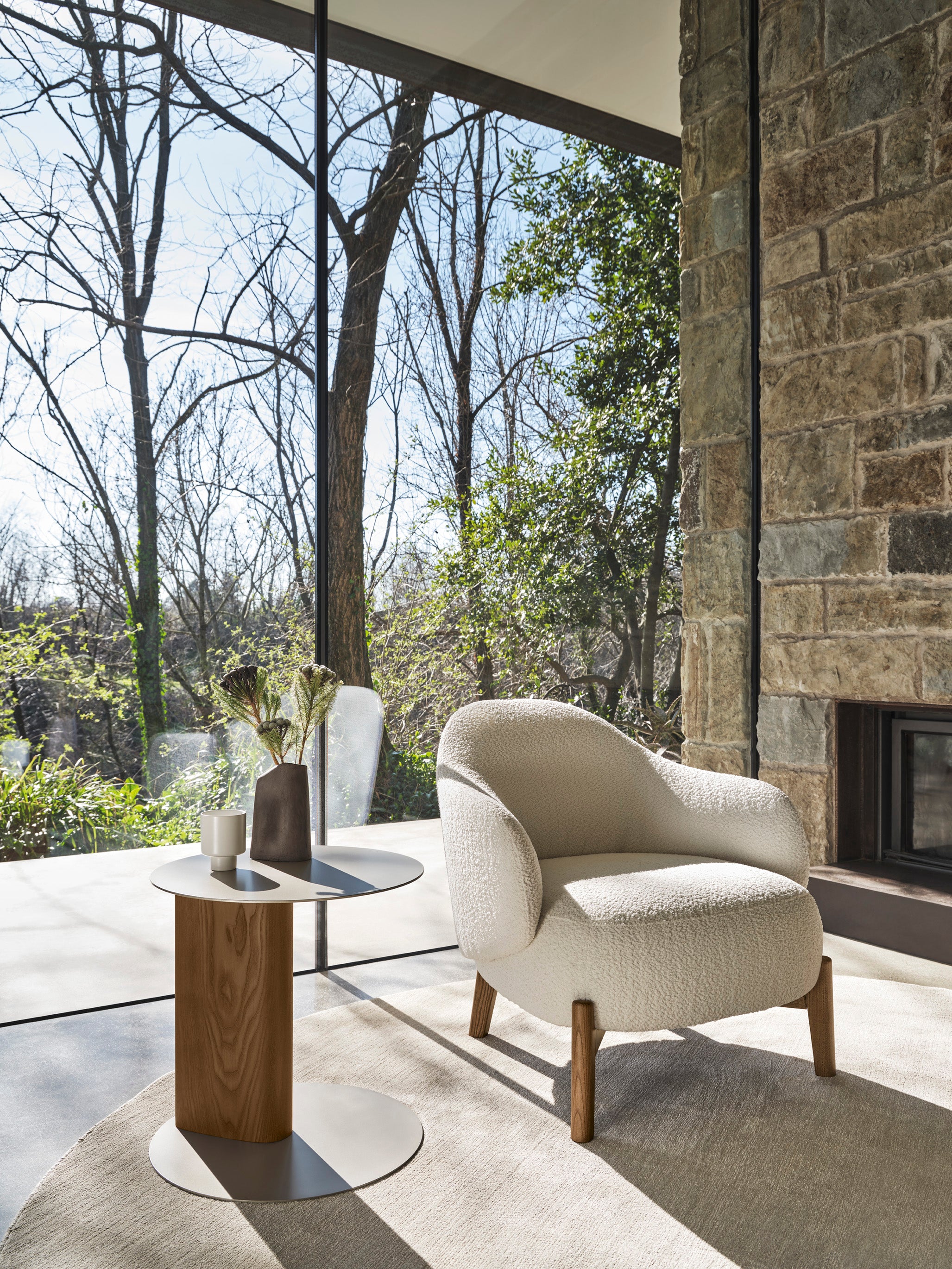 Fauteuil HOLLY FAB gestoffeerd met een notenhouten basis