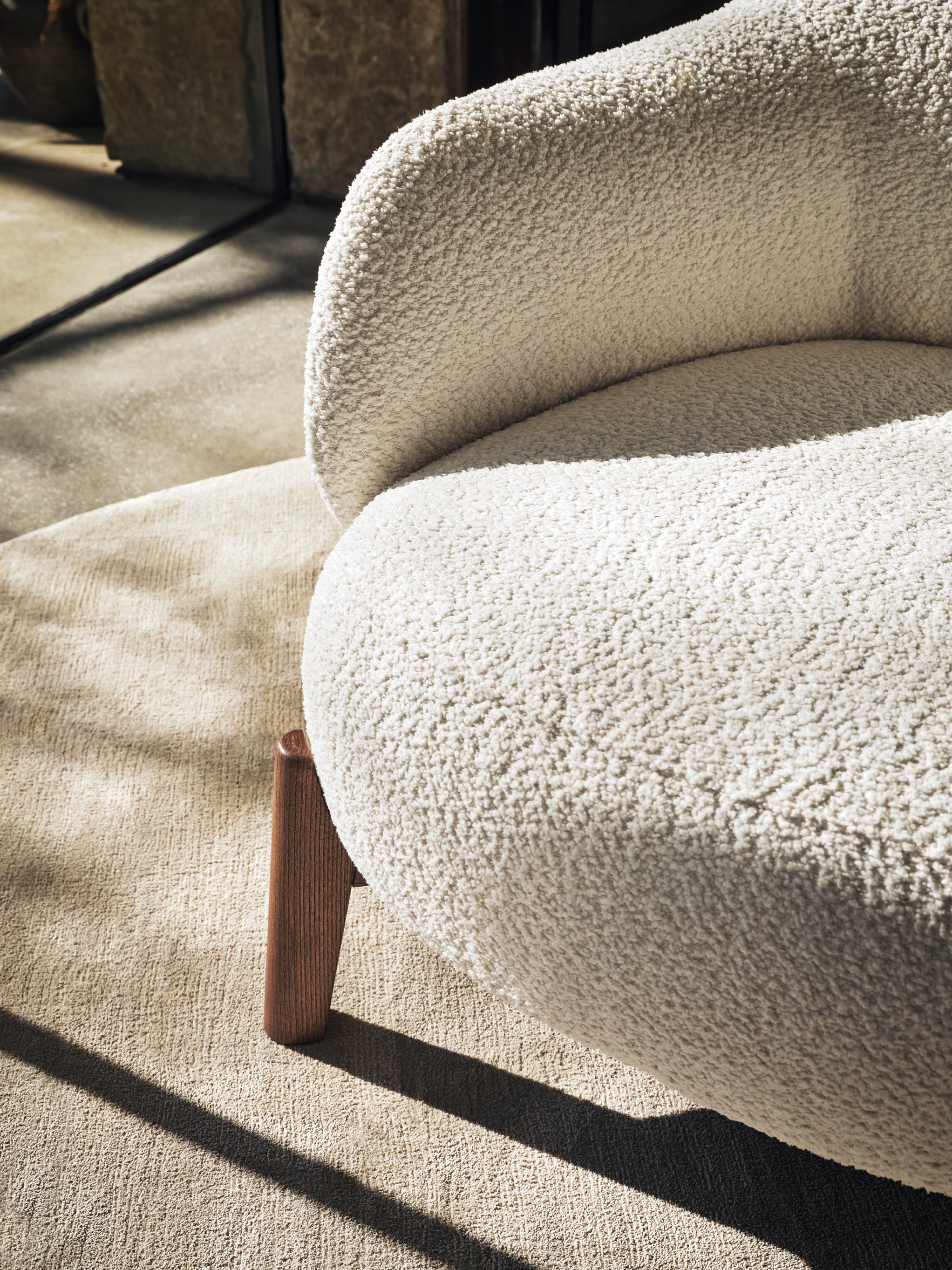 Fauteuil HOLLY FAB gestoffeerd met een notenhouten basis