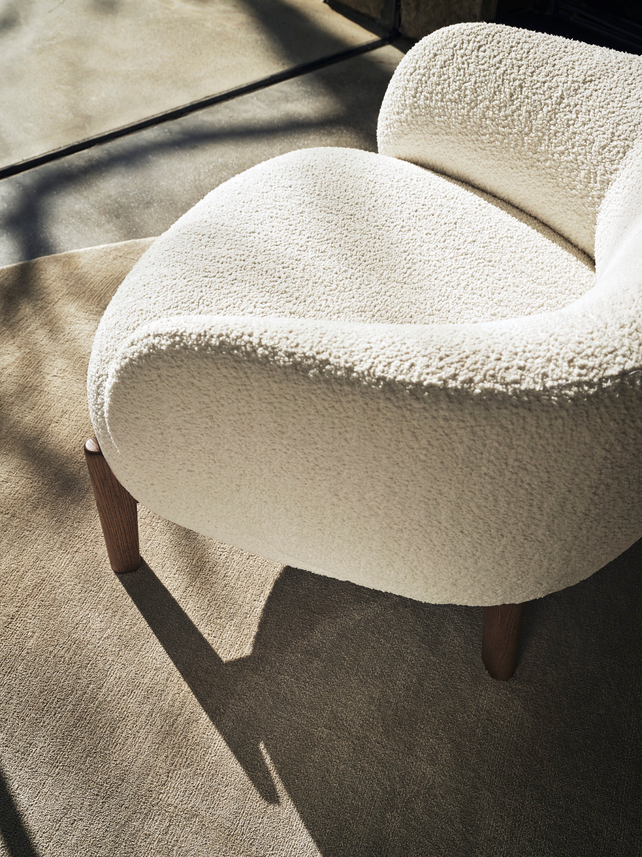 Fauteuil HOLLY FAB gestoffeerd met een notenhouten basis