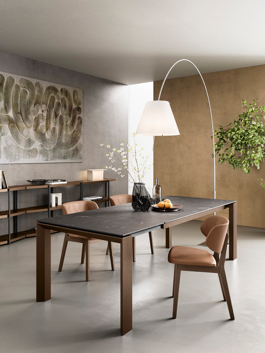 Stoel CLAIRE taupe met zwarte houten basis
