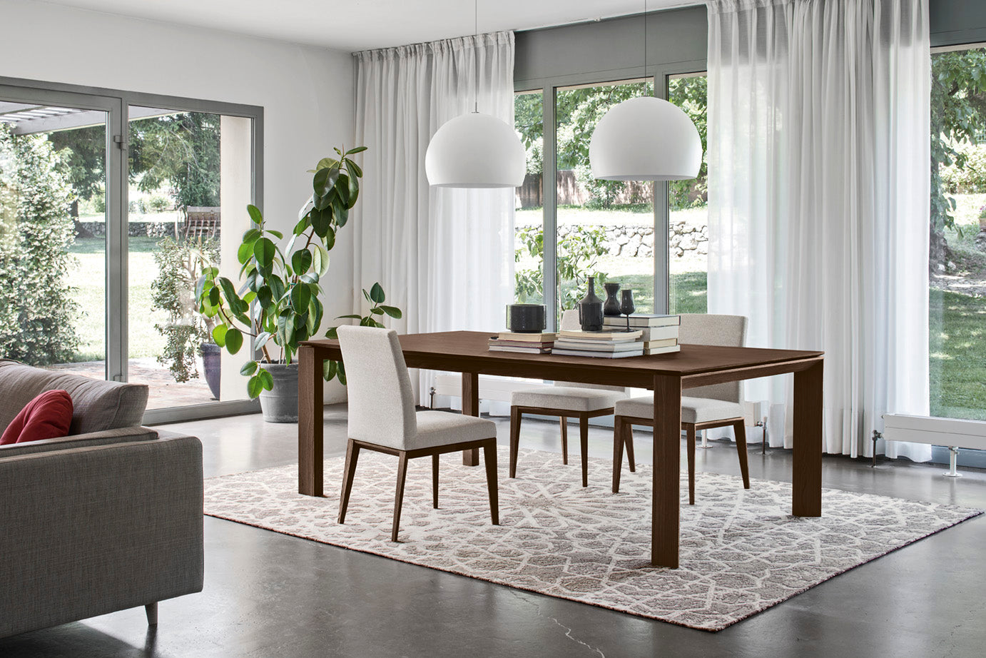 Sessel BESS LOW gepolstert mit Nussbaumfuß