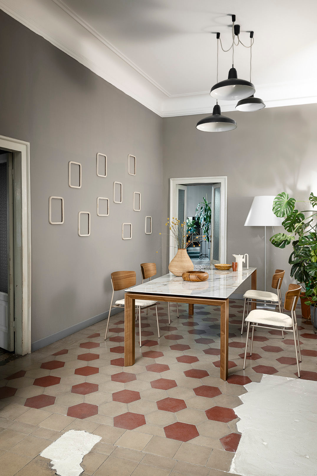 Extendable table OMNIA with a white top and walnut base