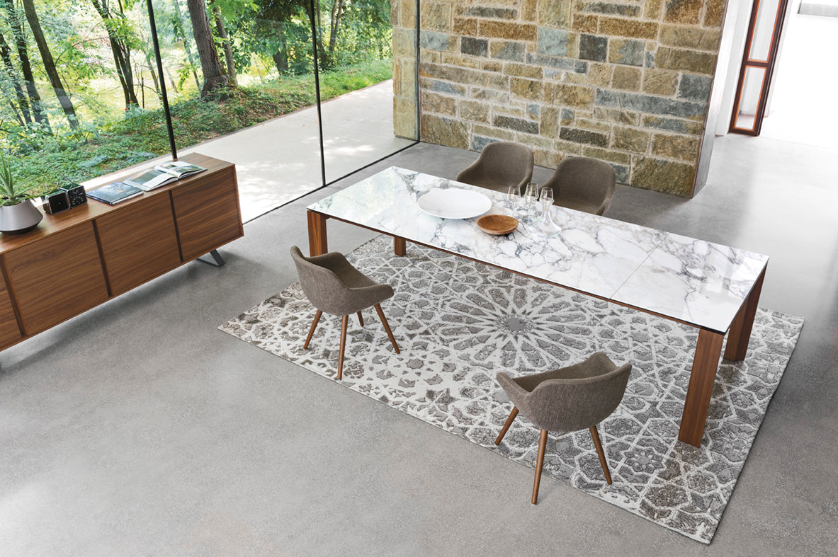 IGLOO stoel met een notenhouten basis