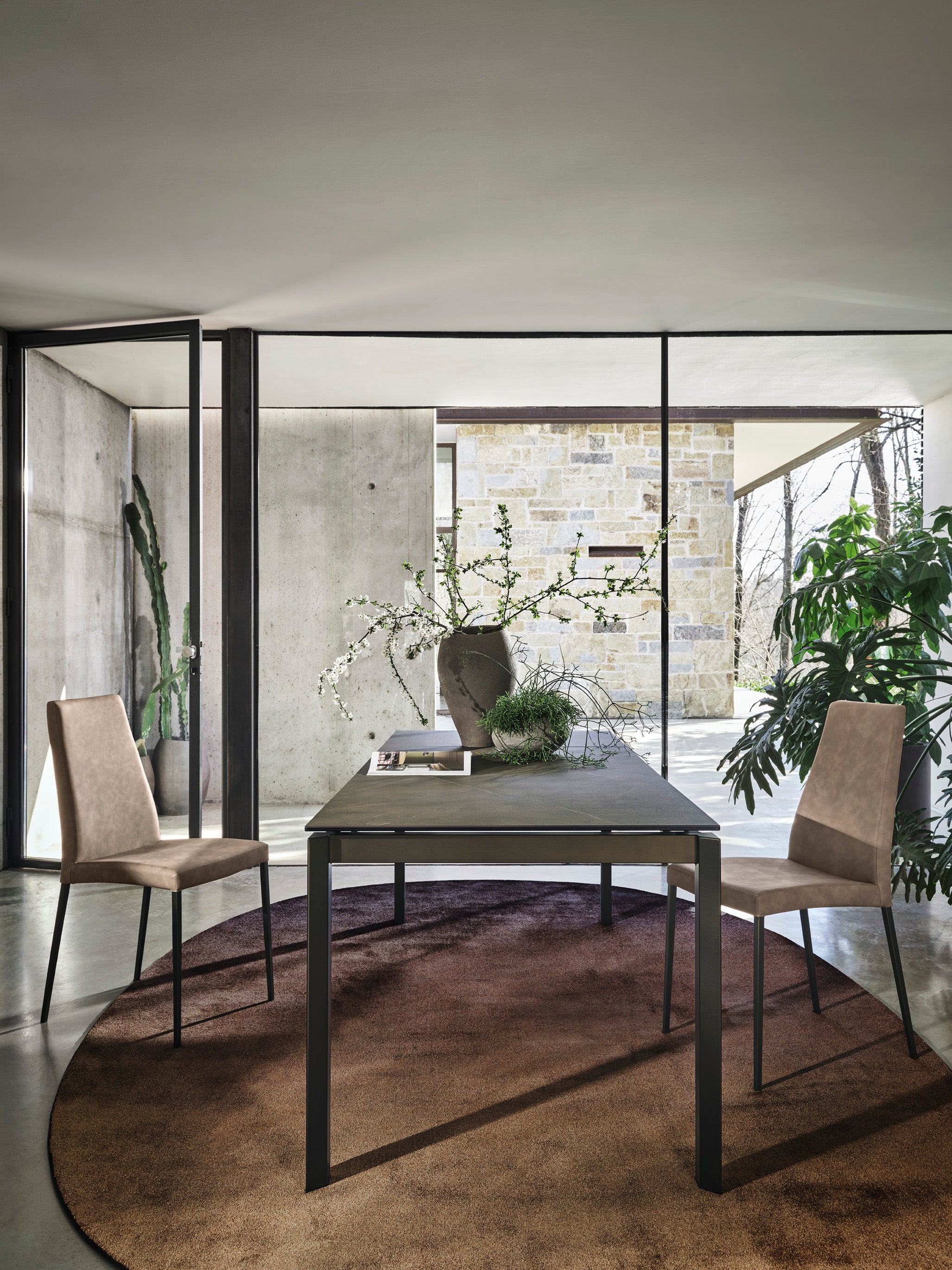 Gestoffeerde AIDA stoel met beige basis