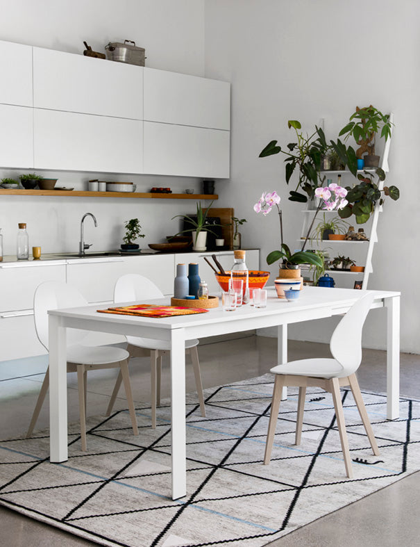 Uittrekbare tafel DUCA met grafieten blad en zwarte basis