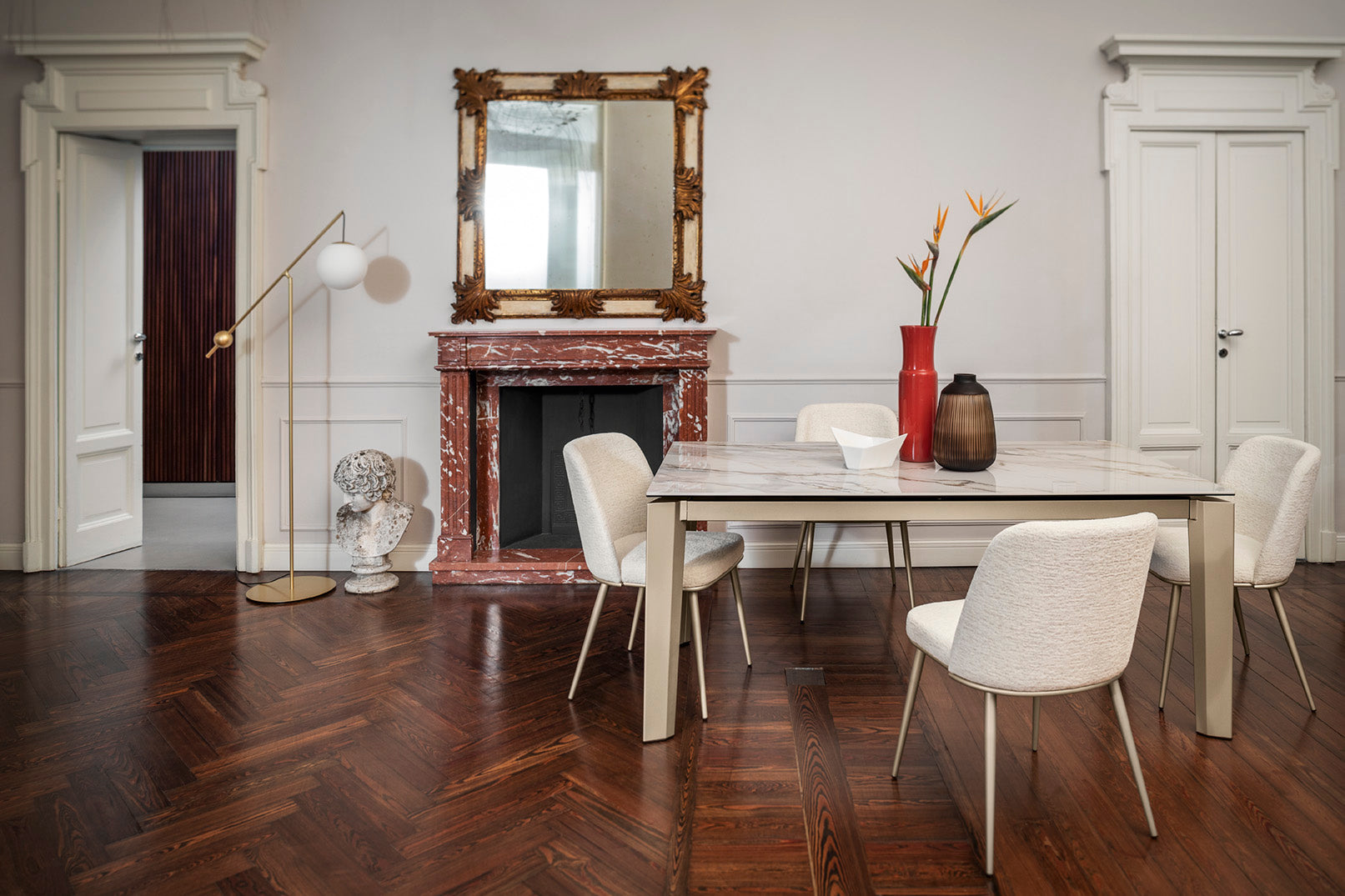 Ausziehbarer Tisch DELTA mit weißer Platte und schwarzem Gestell