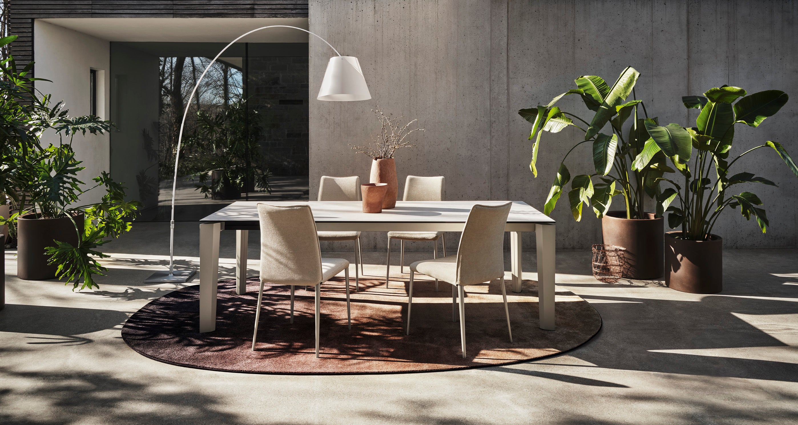 Uittrekbare tafel DELTA grijs blad met zwarte basis