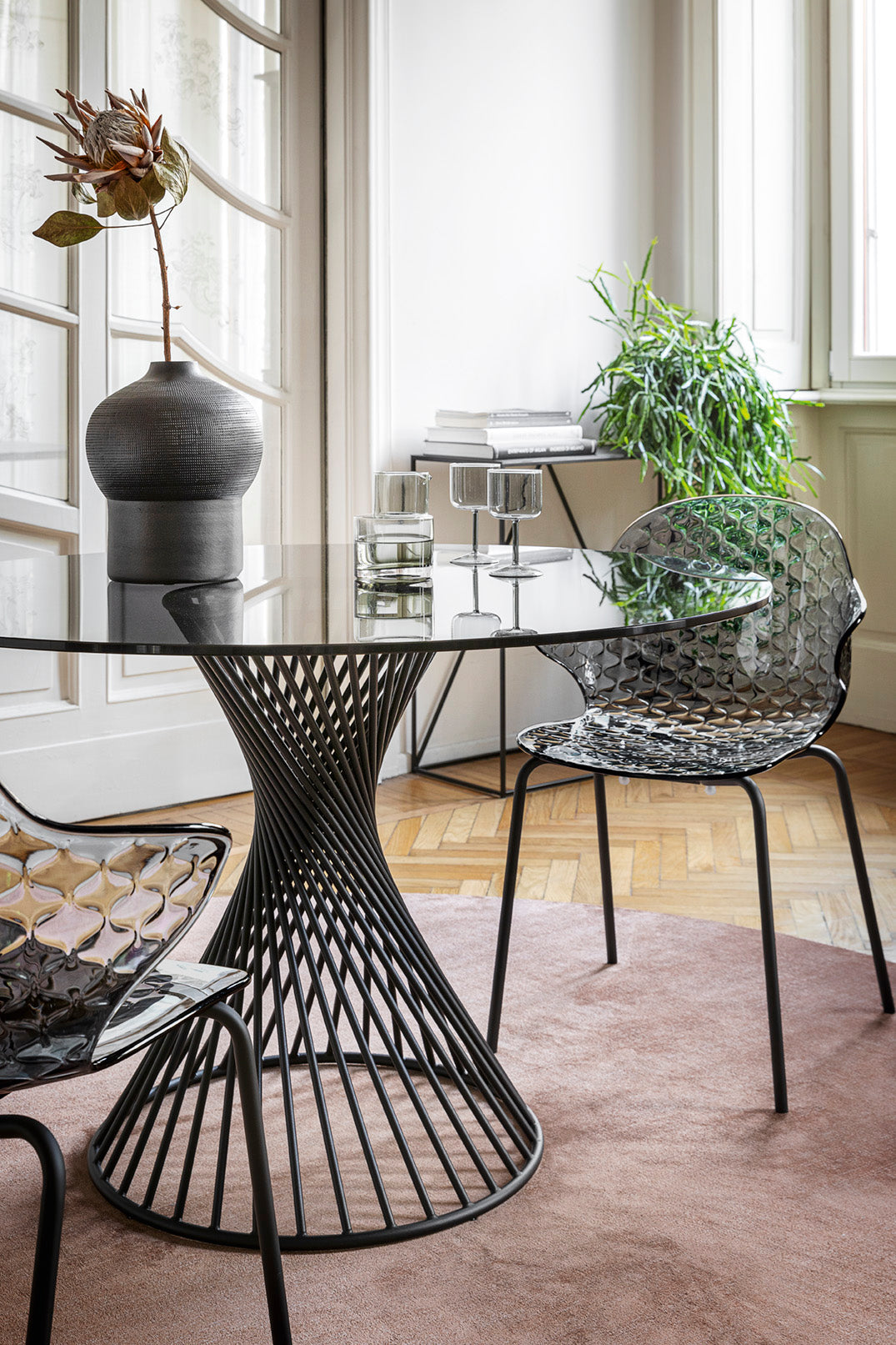 Stoel SAINT TROPEZ grijze zitting met een bruine metalen basis